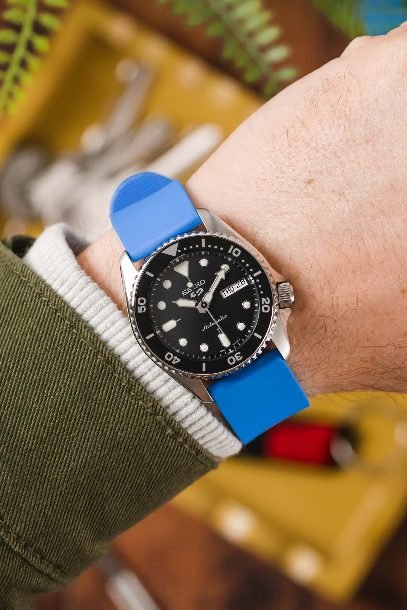 Bonetto Cinturini 270 Self-Punch Rubber Watch Strap in AZURE BLUE - Image 2