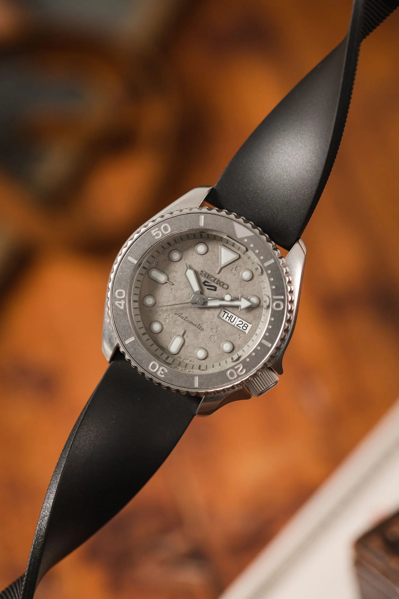 Bonetto Cinturini 270 Self-Punch Rubber Watch Strap in BLACK - Image 4