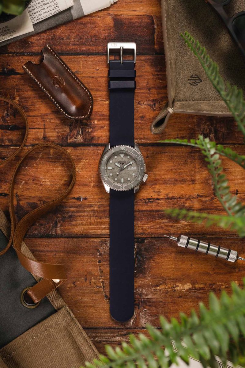 Bonetto Cinturini 270 Self-Punch Rubber Watch Strap in DARK BLUE - Image 9