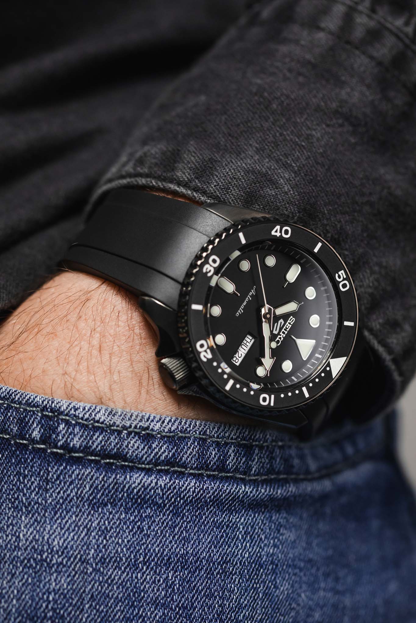 CRAFTER BLUE CB10-F FKM Rubber Watch Strap for Seiko SKX & 5 Sports Series – BLACK with Rubber & Steel Keepers - Image 6