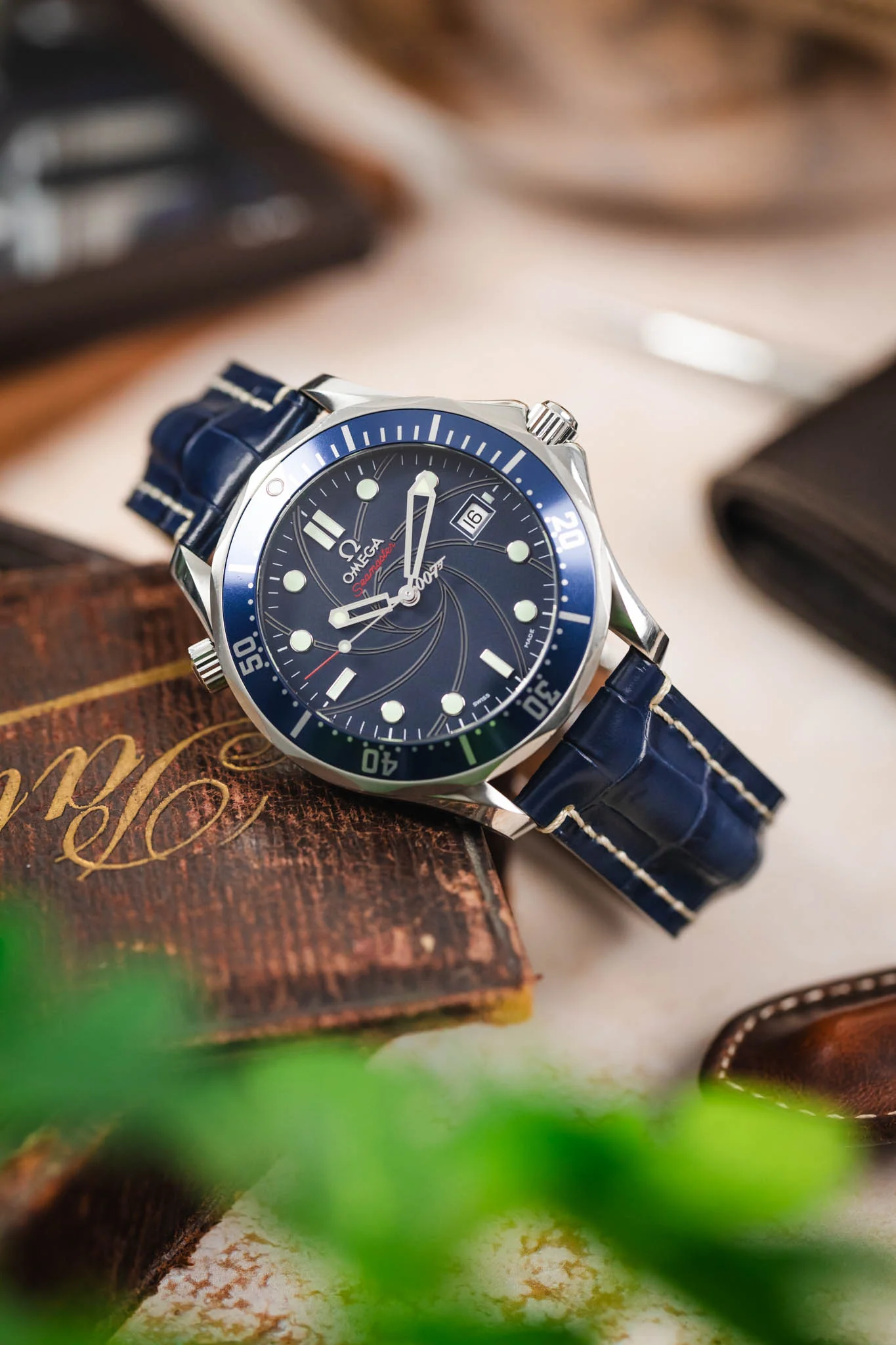 Di-Modell BALI CHRONO Alligator-Embossed Padded Watch Strap in BLUE - Image 4