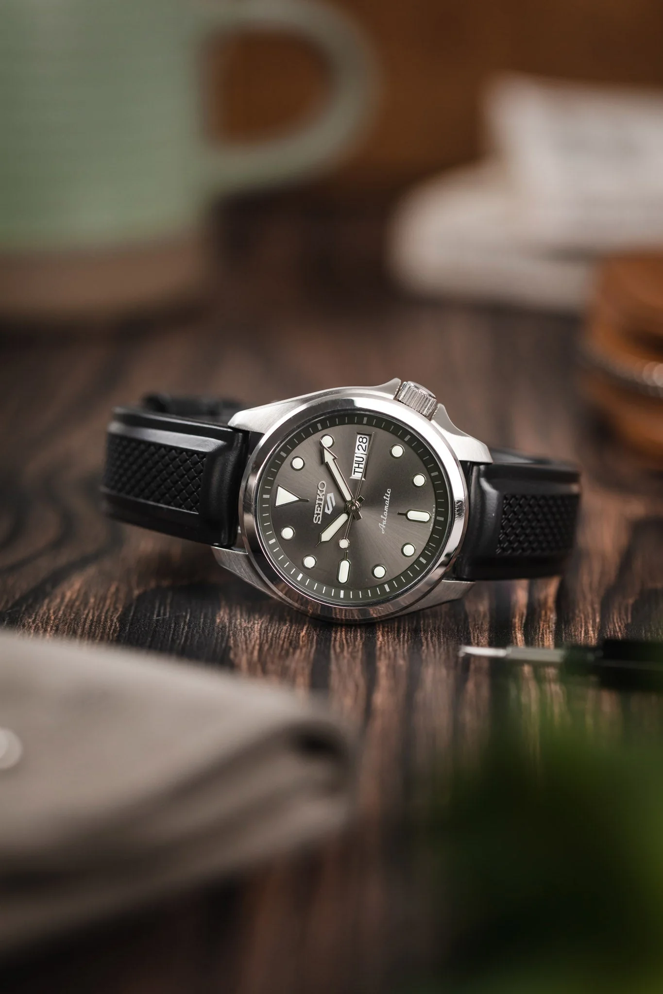 Hirsch ACCENT Natural Rubber Watch Strap in BLACK - Image 4