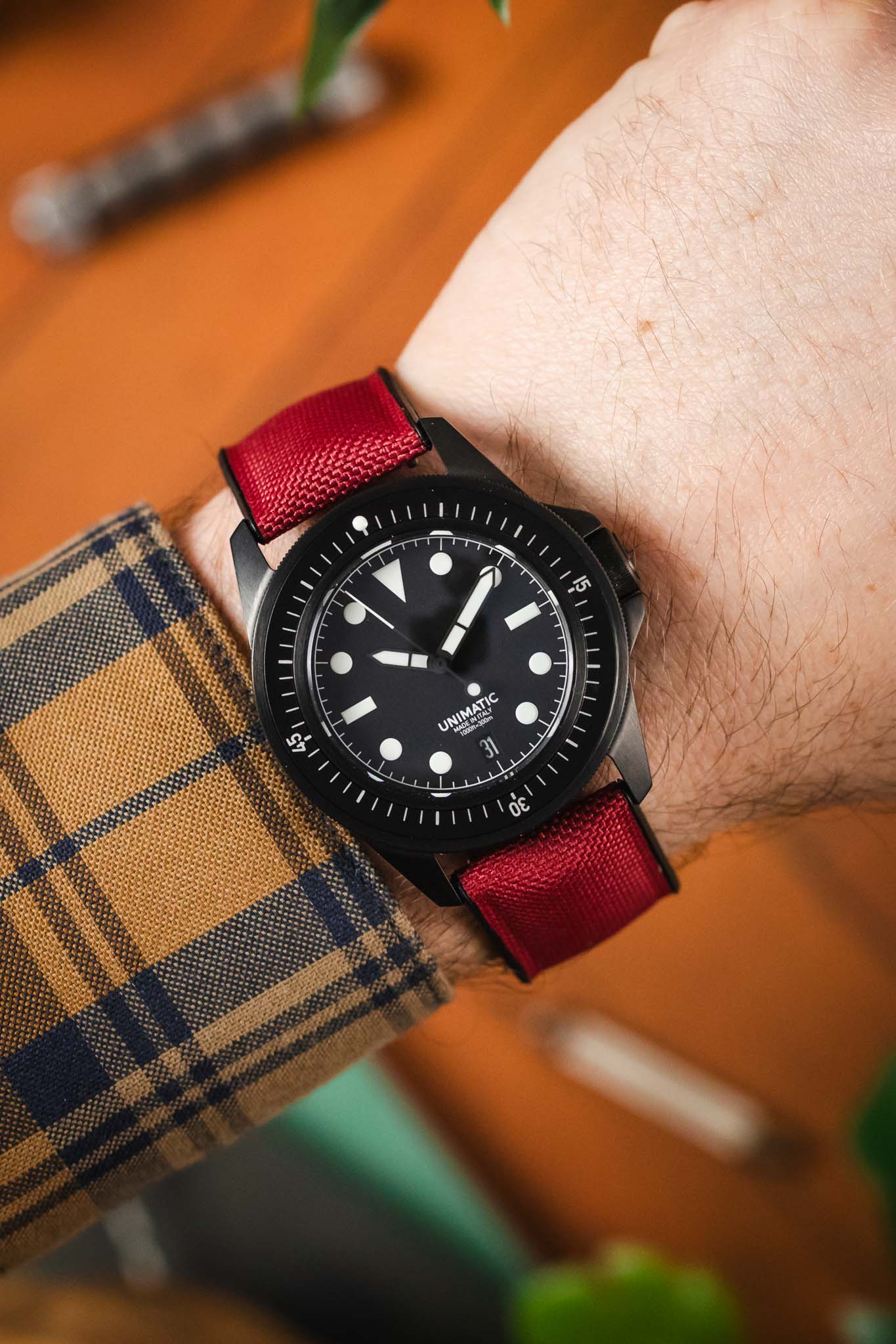Hirsch ARNE Sailcloth Effect Performance Watch Strap - BURGUNDY - Image 2