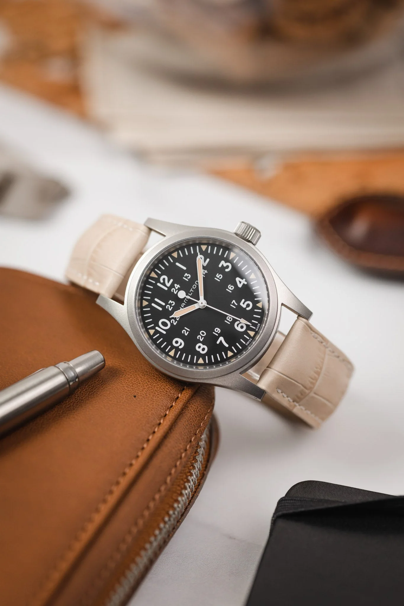 Hirsch DUKE Quick-Release Alligator Embossed Leather Watch Strap in BEIGE - Image 4