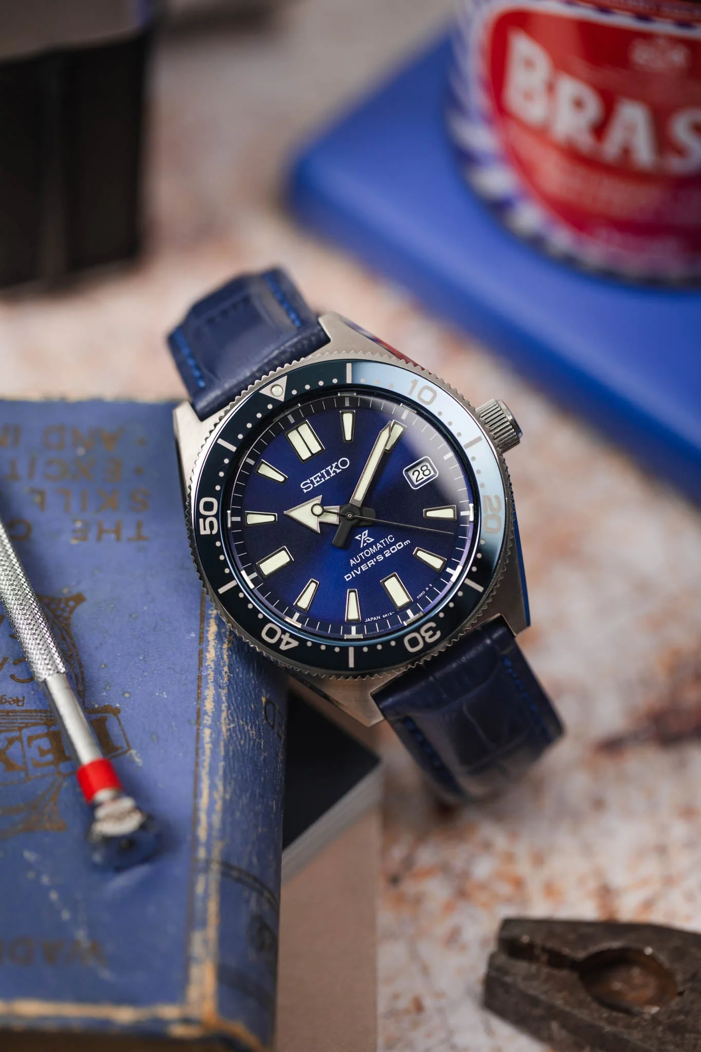 Hirsch GRAND DUKE Water-Resistant Alligator Embossed Sport Watch Strap in BLUE - Image 4