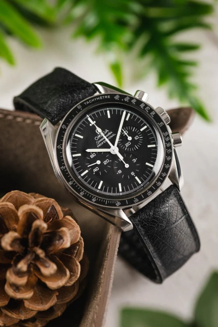 Hirsch LEAF Vegan Performance Rubber Watch Strap in BLACK - Image 4
