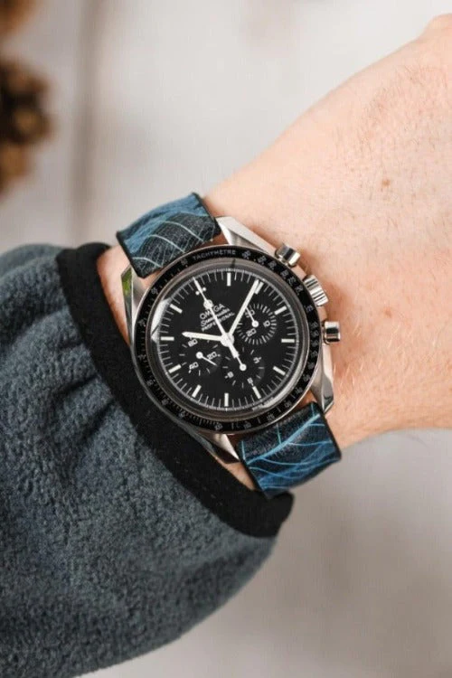Hirsch LEAF Vegan Performance Rubber Watch Strap in BLUE/BLACK - Image 2