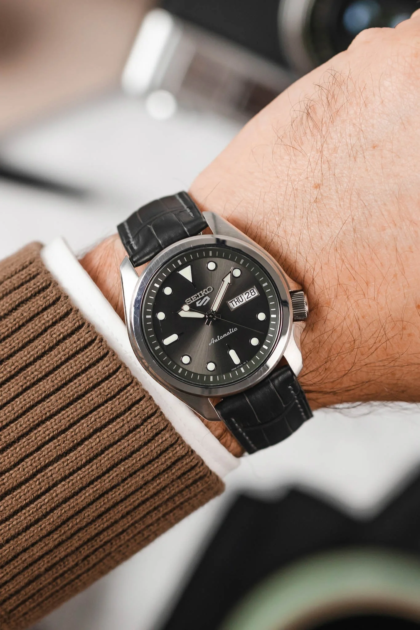 Hirsch LONDON Matt Alligator Leather Watch Strap in GREY - Image 2