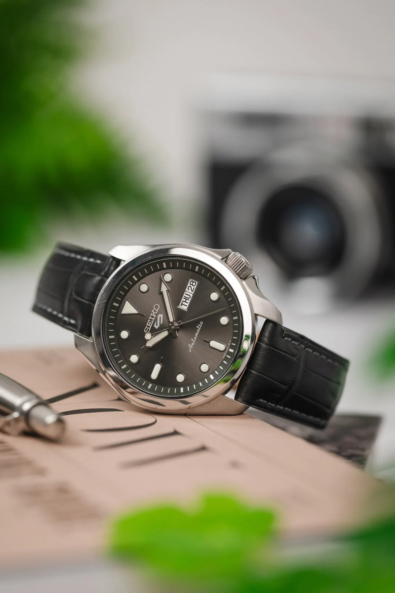 Hirsch LONDON Matt Alligator Leather Watch Strap in GREY - Image 4