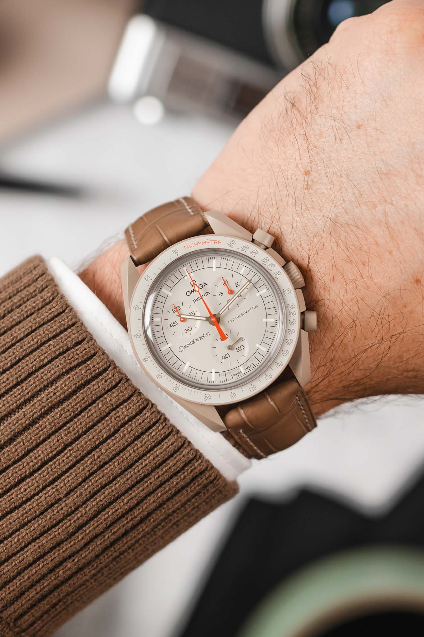 Hirsch LONDON Matt Alligator Leather Watch Strap in BEIGE - Image 2