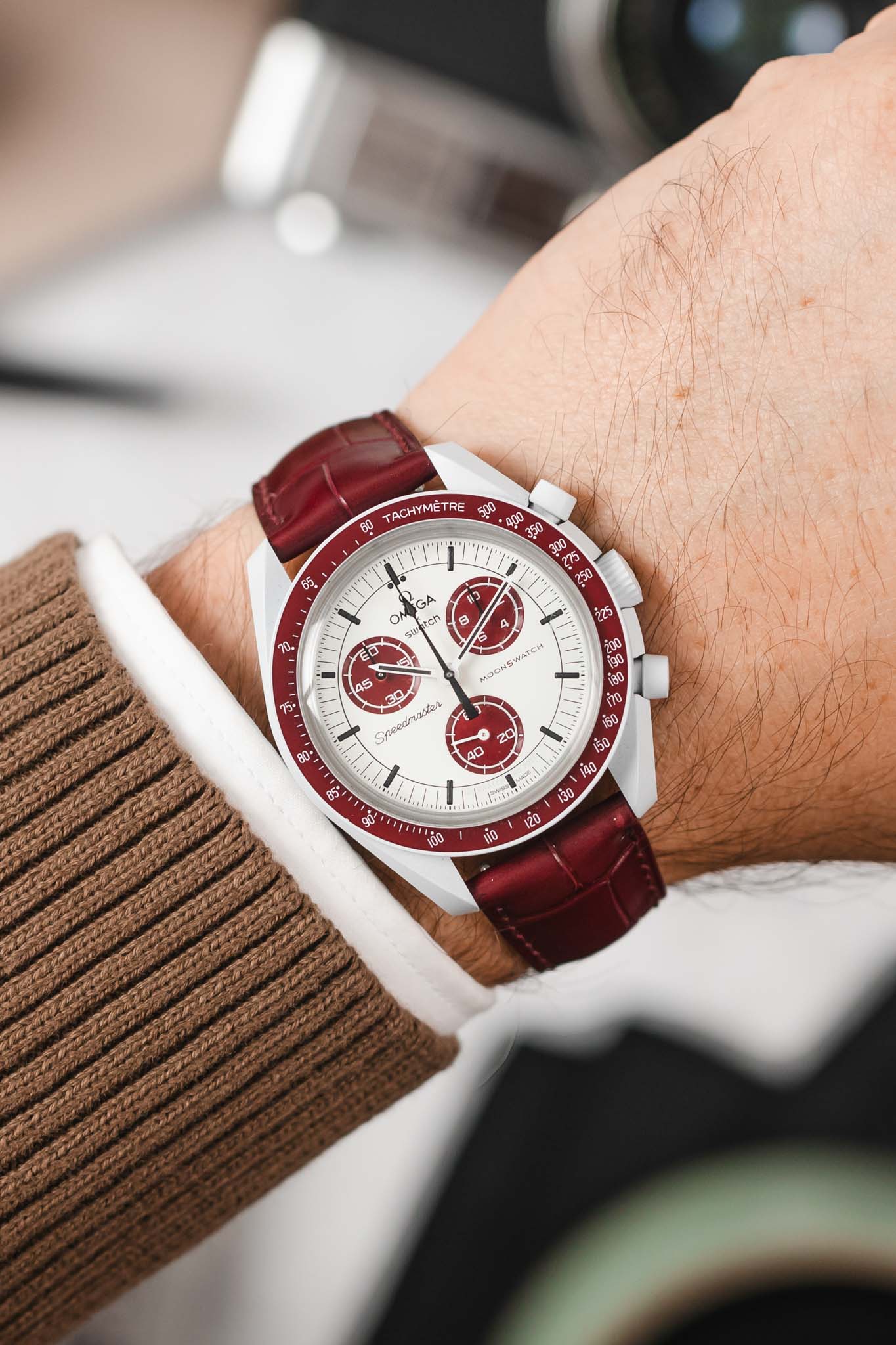 Hirsch LONDON Matt Alligator Leather Watch Strap in BURGUNDY - Image 2