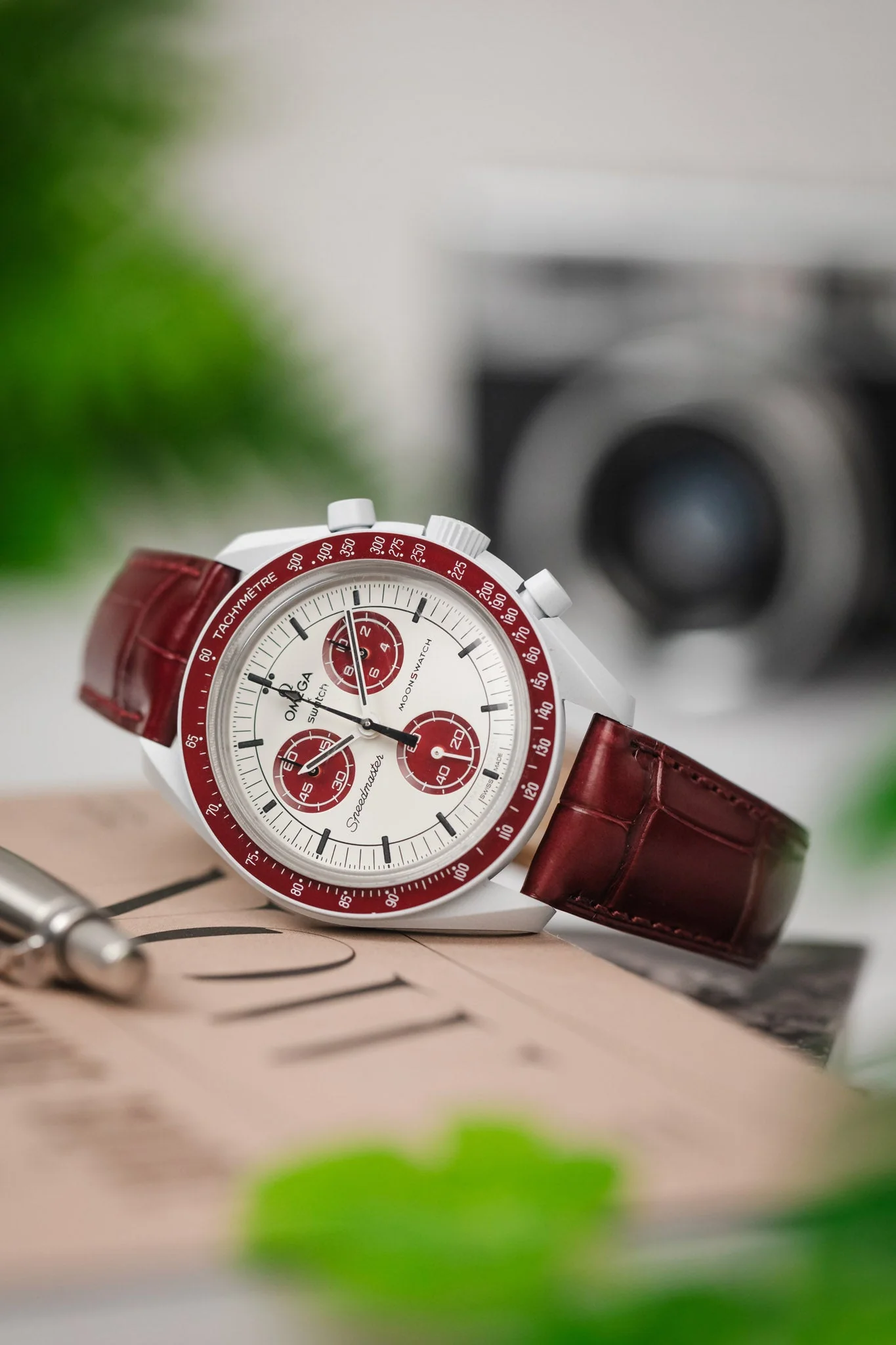 Hirsch LONDON Matt Alligator Leather Watch Strap in BURGUNDY - Image 4