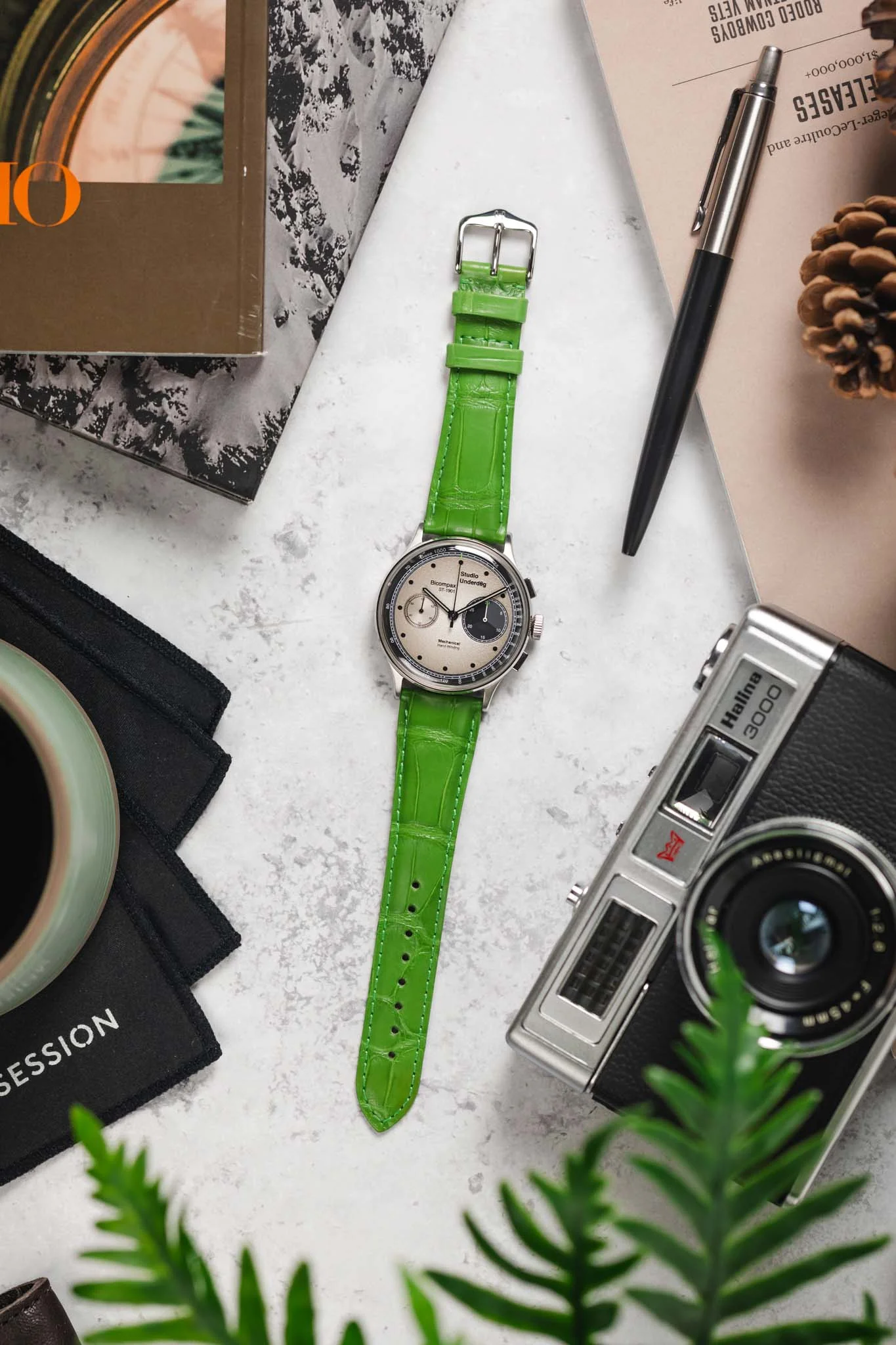 Hirsch LONDON Matt Alligator Leather Watch Strap in GREEN - Image 11