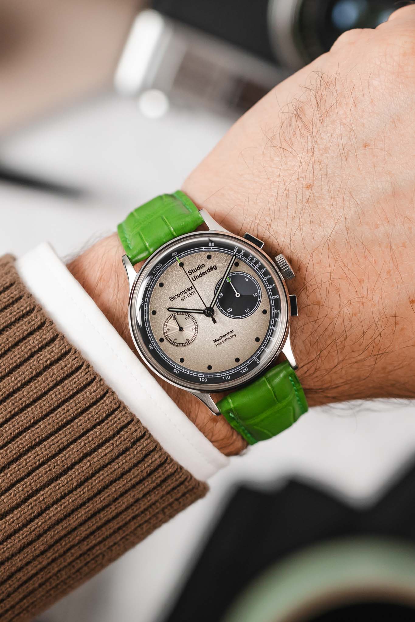 Hirsch LONDON Matt Alligator Leather Watch Strap in GREEN - Image 2