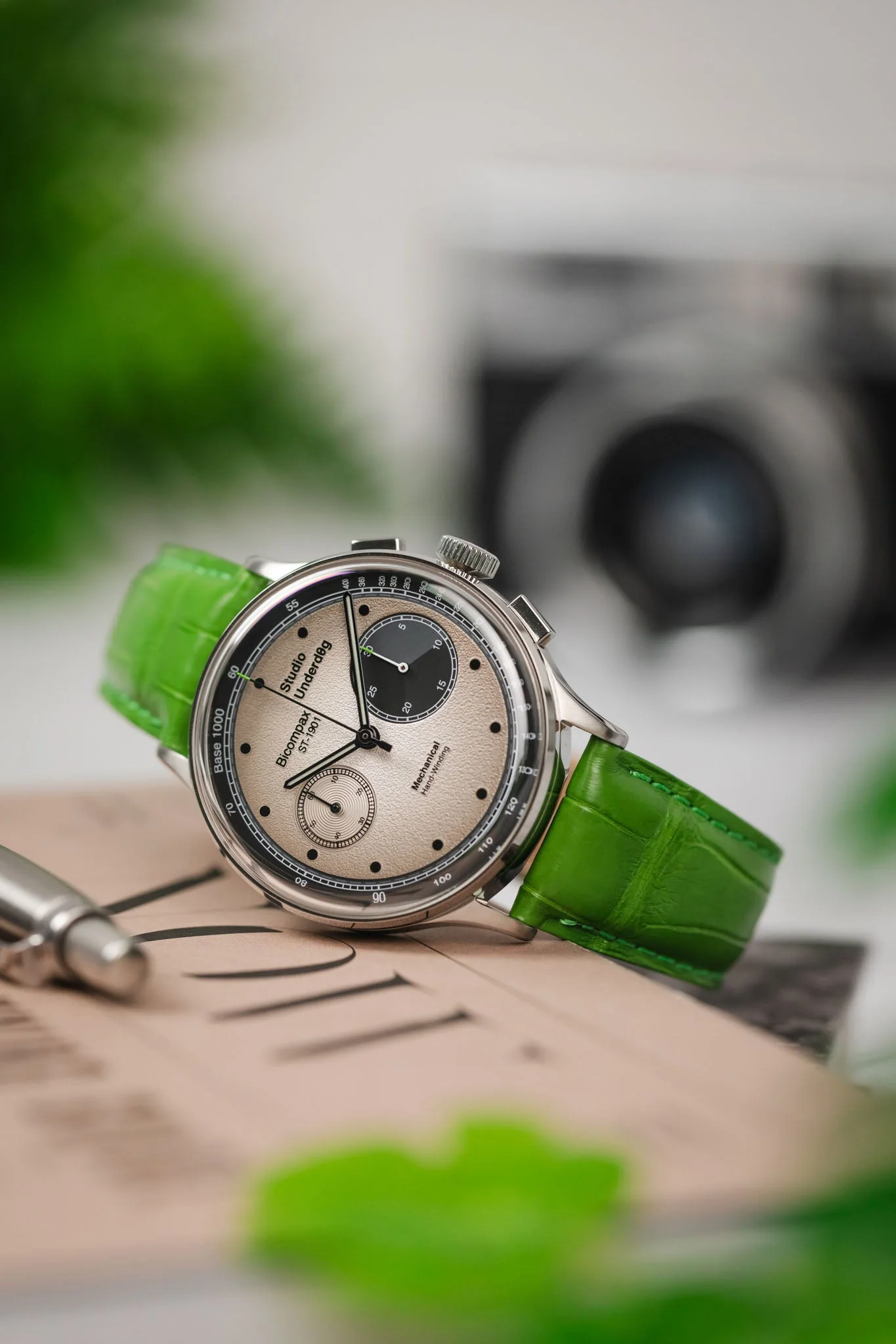 Hirsch LONDON Matt Alligator Leather Watch Strap in GREEN - Image 4