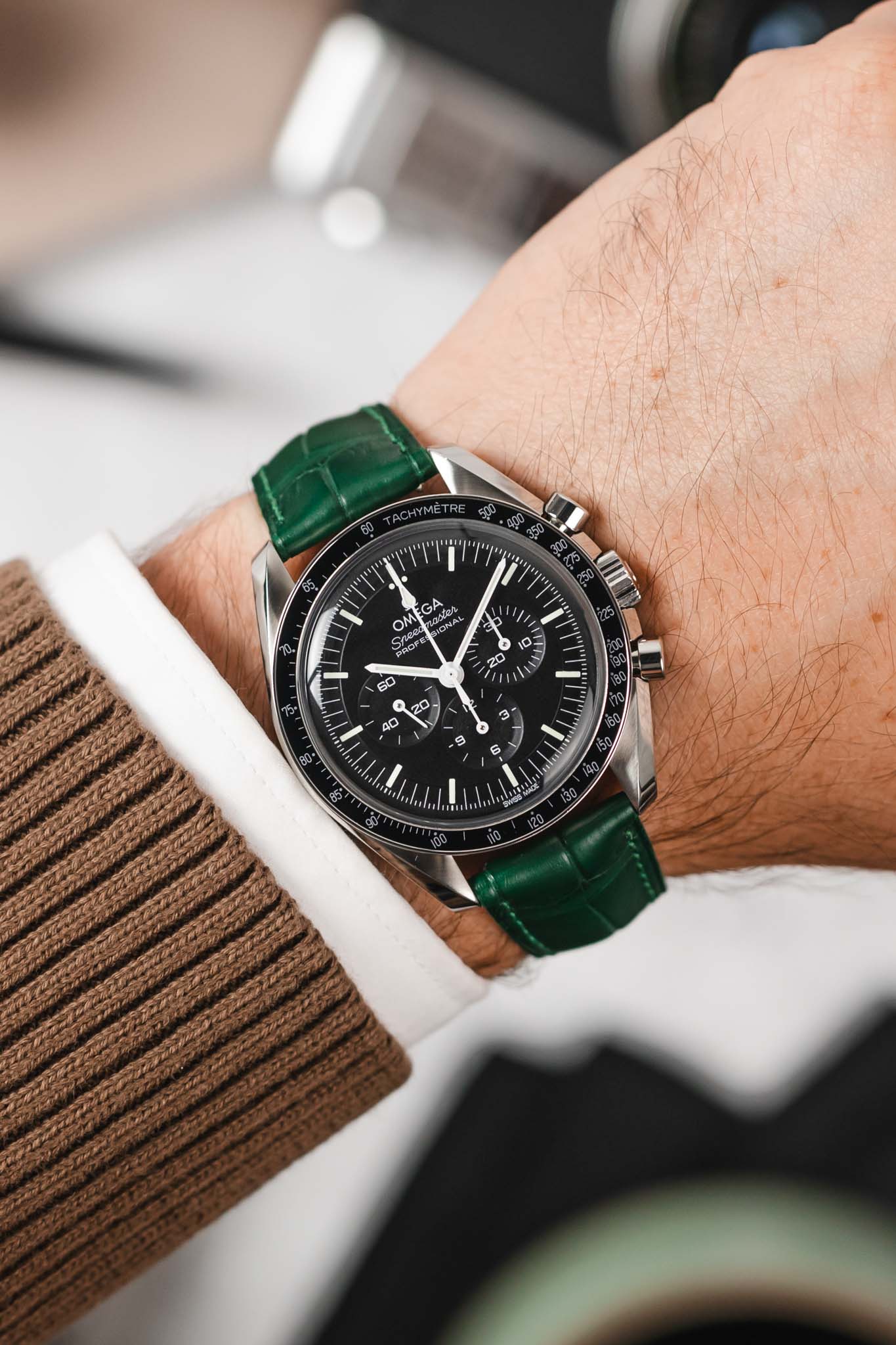 Hirsch LONDON Matt Alligator Leather Watch Strap in DARK GREEN - Image 2