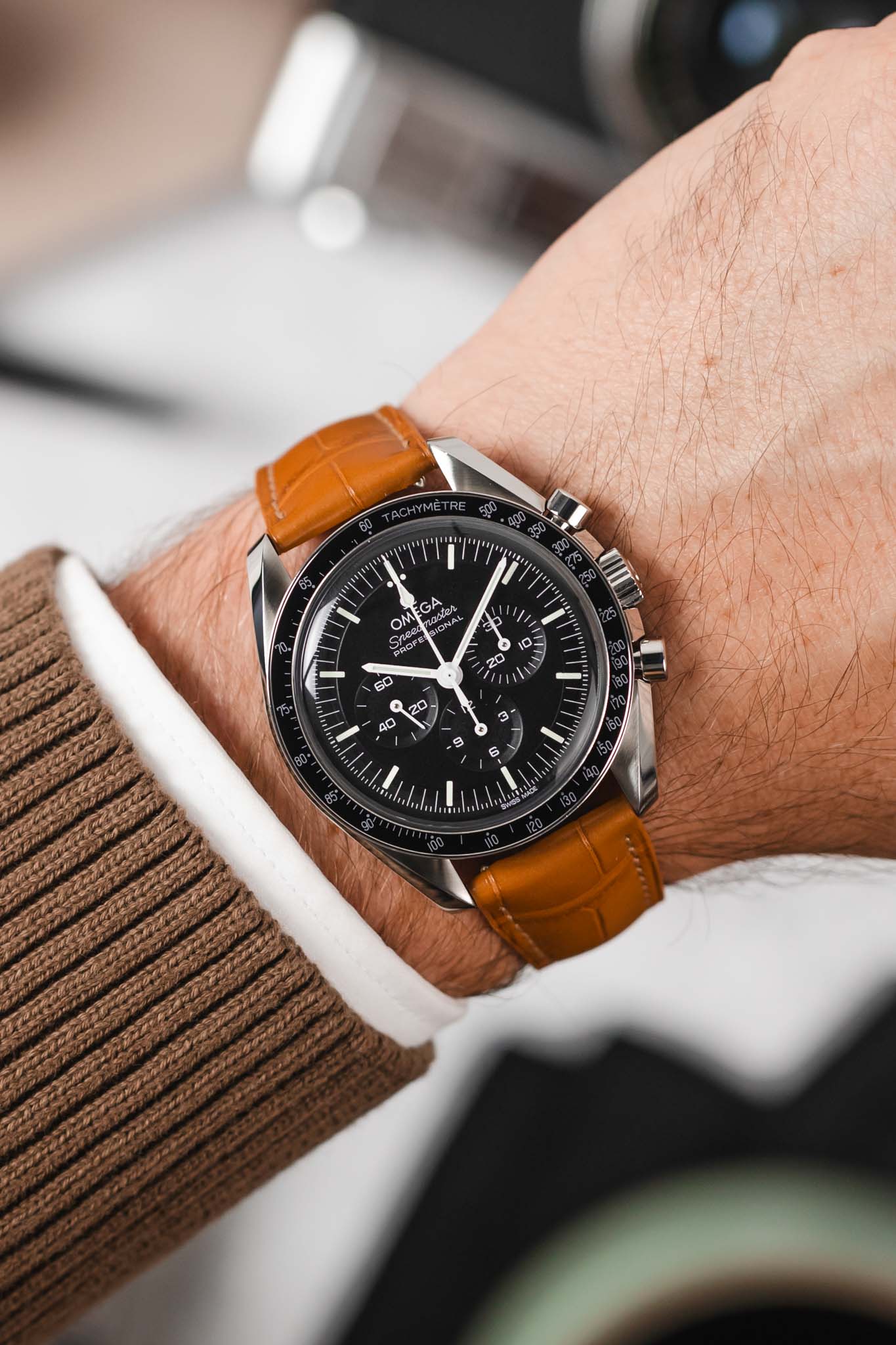 Hirsch LONDON Matt Alligator Leather Watch Strap in HONEY - Image 2