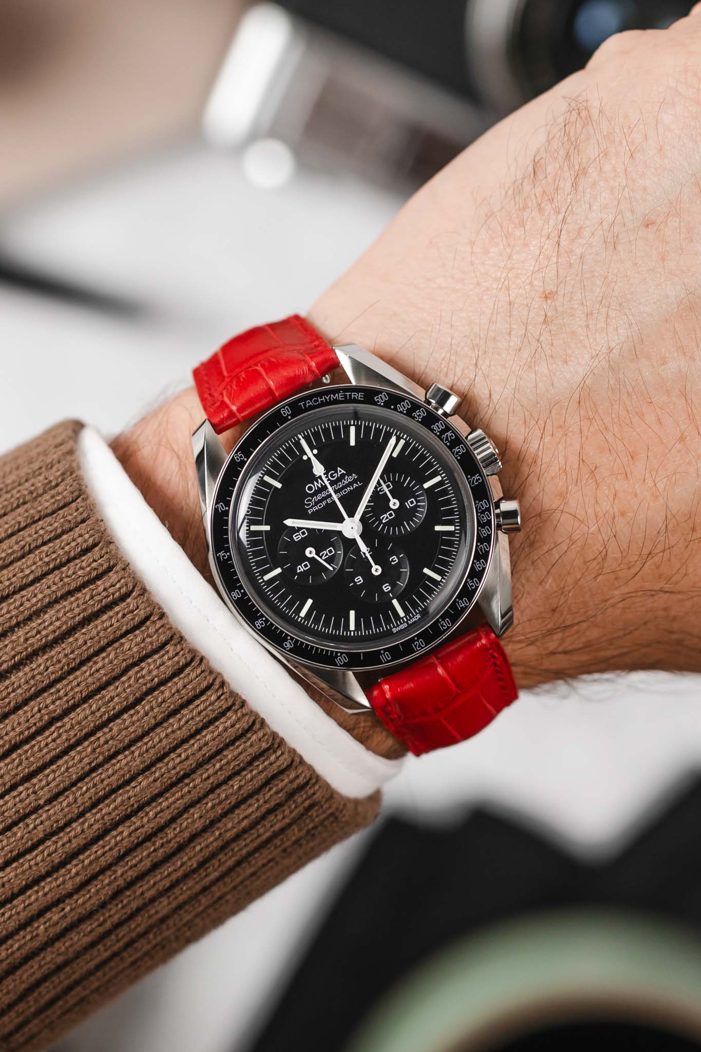 Hirsch LONDON Matt Alligator Leather Watch Strap in RED - Image 2