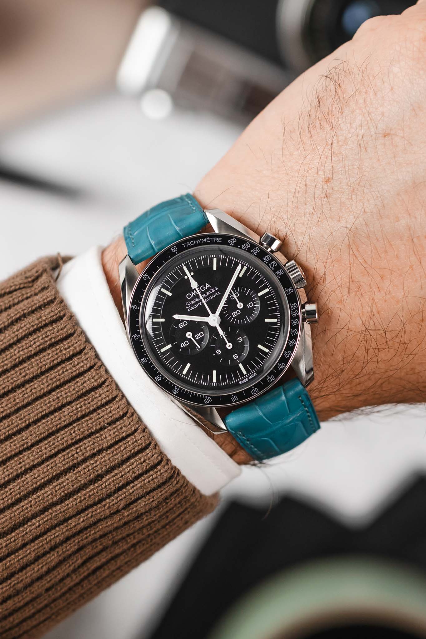 Hirsch LONDON Matt Alligator Leather Watch Strap in TURQUOISE - Image 2