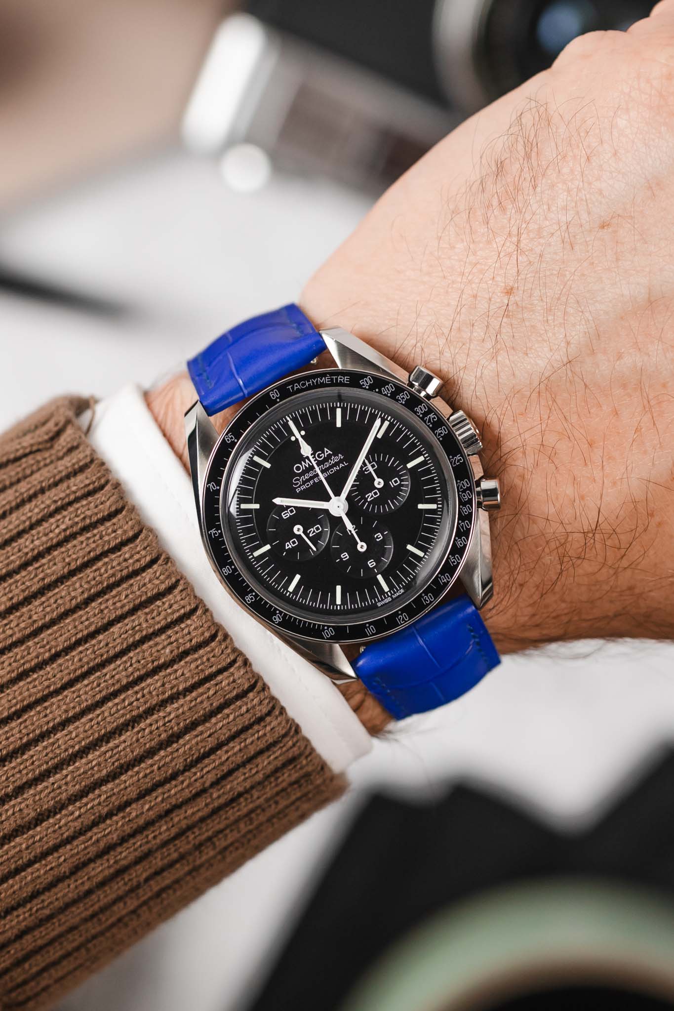 Hirsch LONDON Matt Alligator Leather Watch Strap in ROYAL BLUE - Image 2