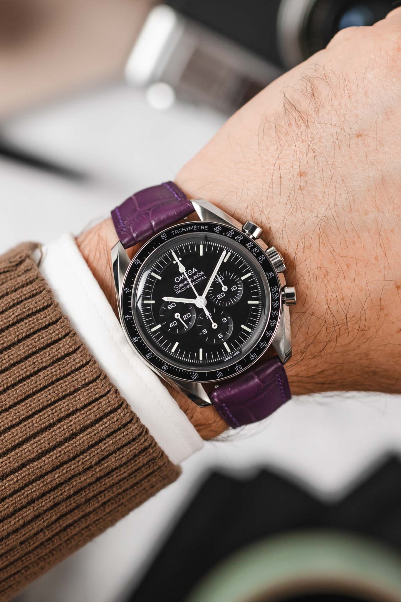 Hirsch LONDON Matt Alligator Leather Watch Strap in VIOLET - Image 2