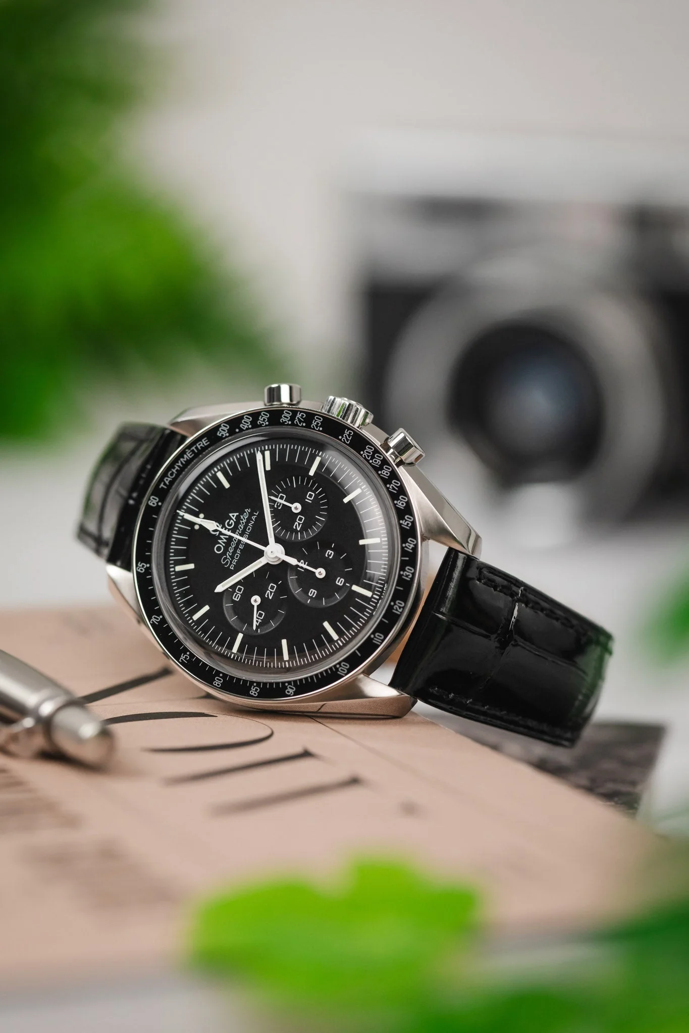 Hirsch LONDON Shiny Alligator Leather Watch Strap in BLACK - Image 4