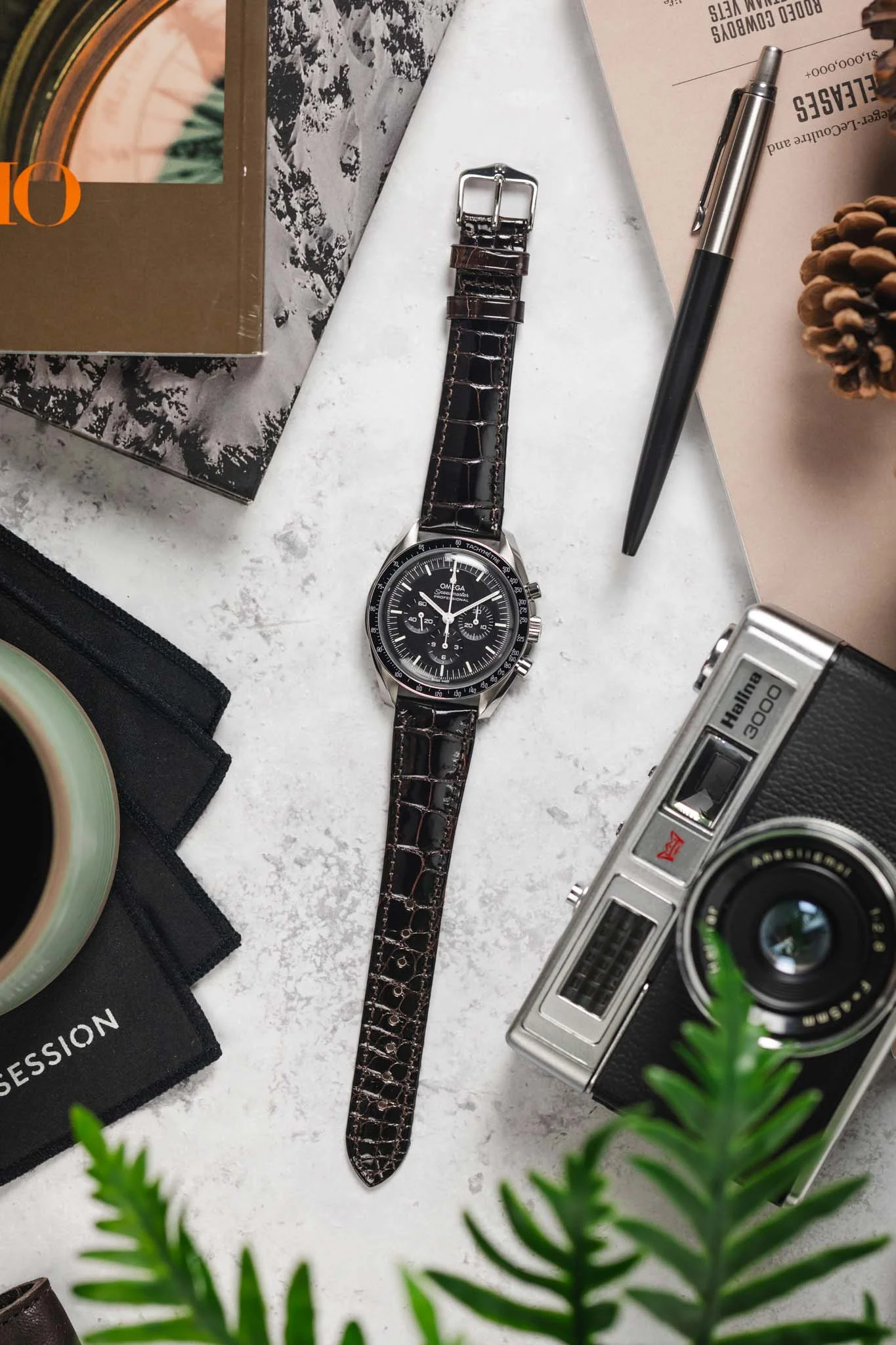 Hirsch LONDON Shiny Alligator Leather Watch Strap in BROWN - Image 11