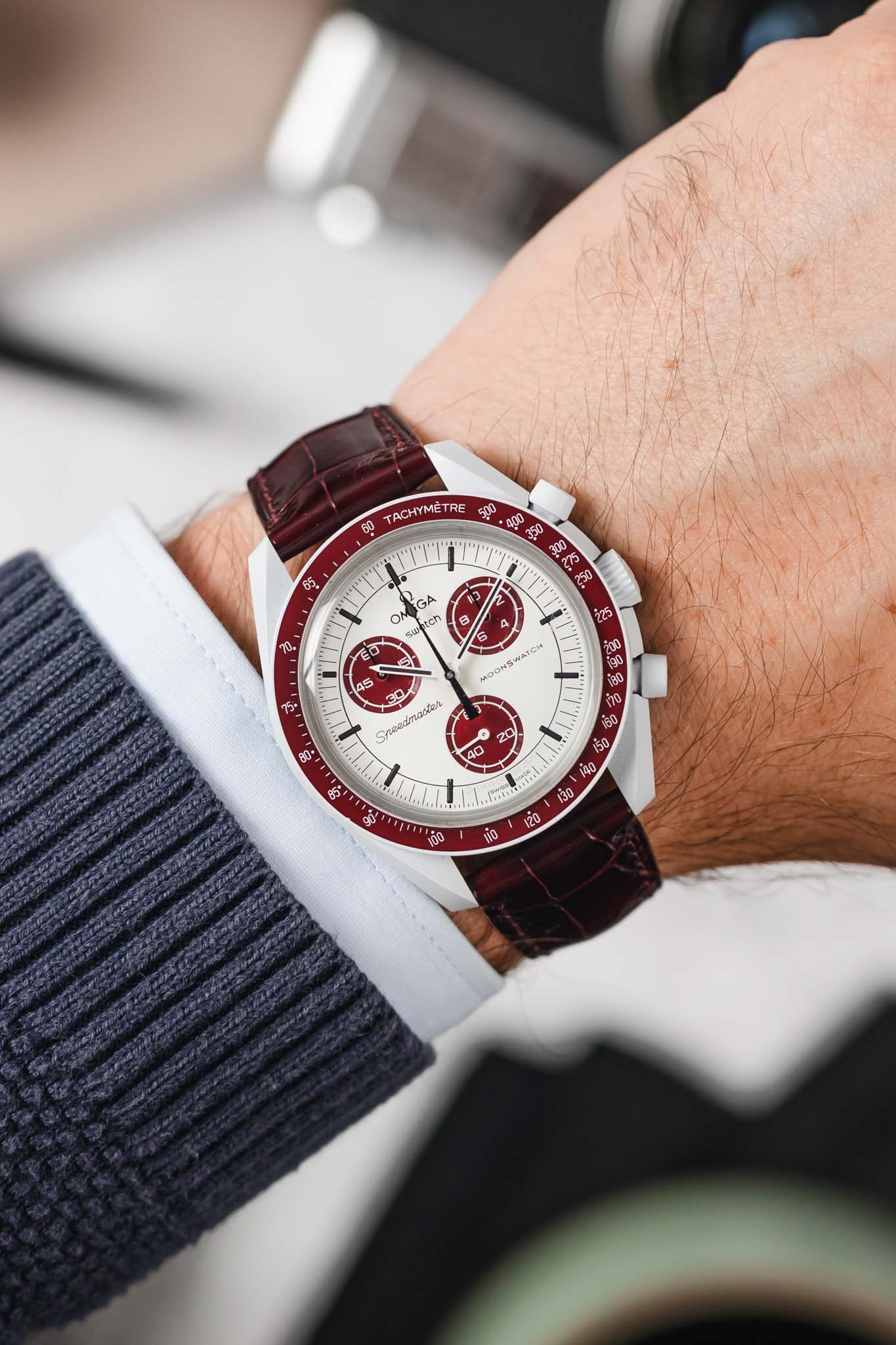 Hirsch LONDON Shiny Alligator Leather Watch Strap in BURGUNDY - Image 2