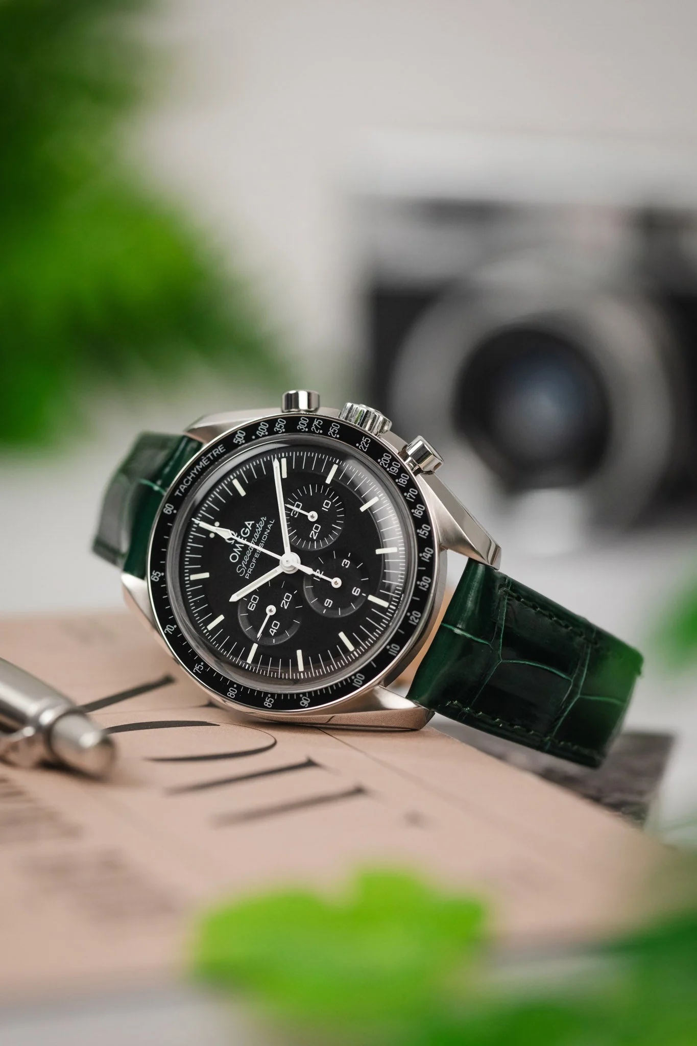 Hirsch LONDON Shiny Alligator Leather Watch Strap in DARK GREEN - Image 4