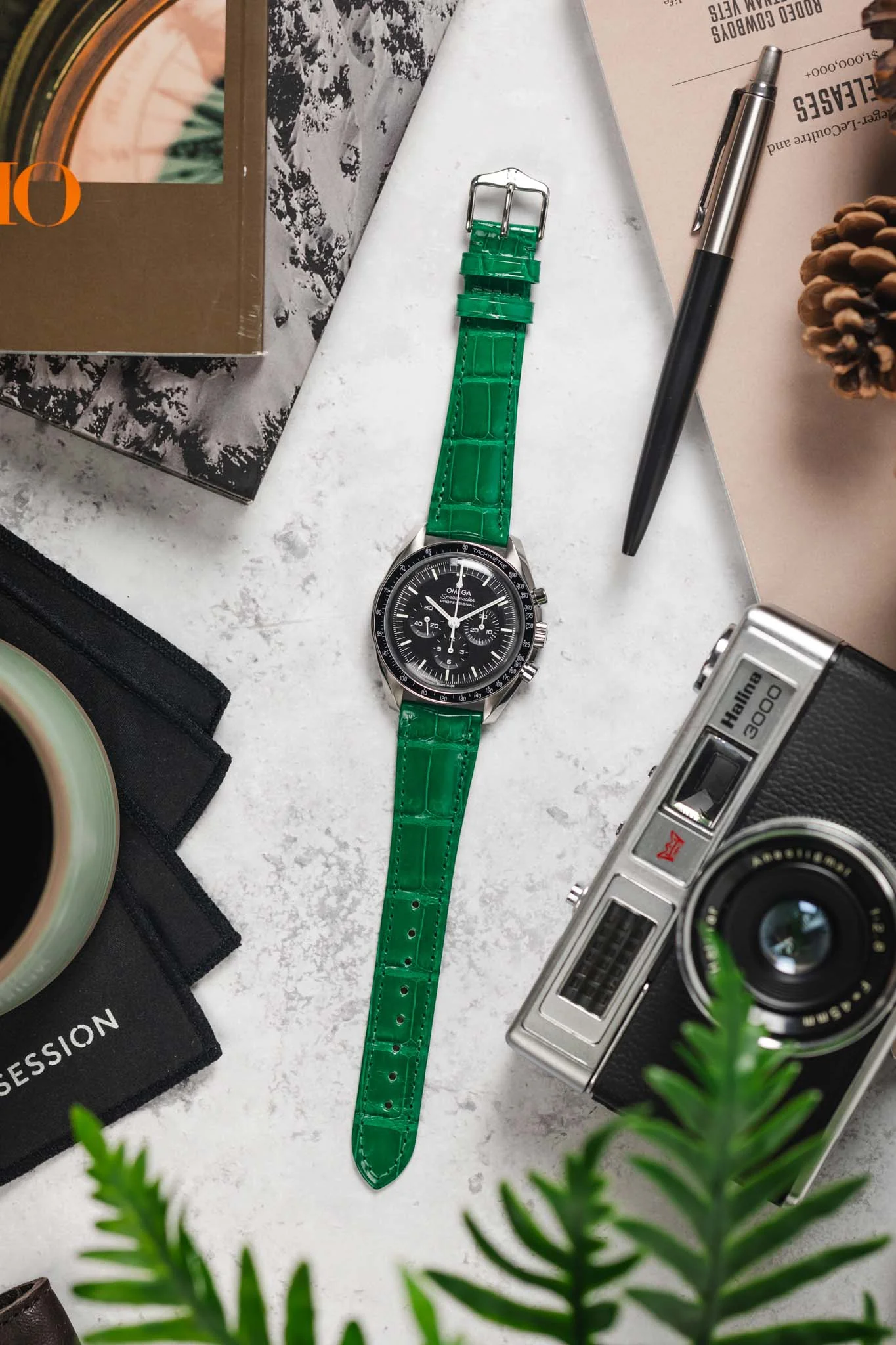 Hirsch LONDON Shiny Alligator Leather Watch Strap in GREEN - Image 11
