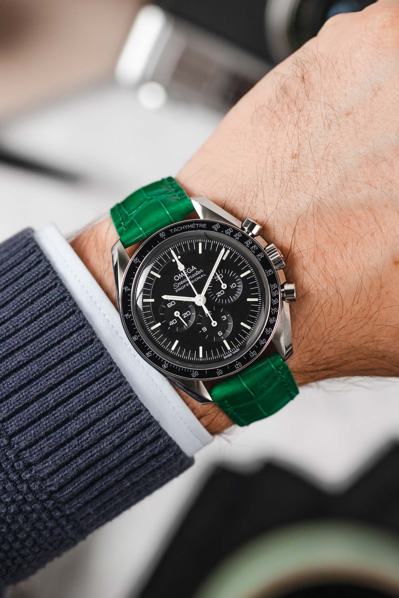 Hirsch LONDON Shiny Alligator Leather Watch Strap in GREEN - Image 2