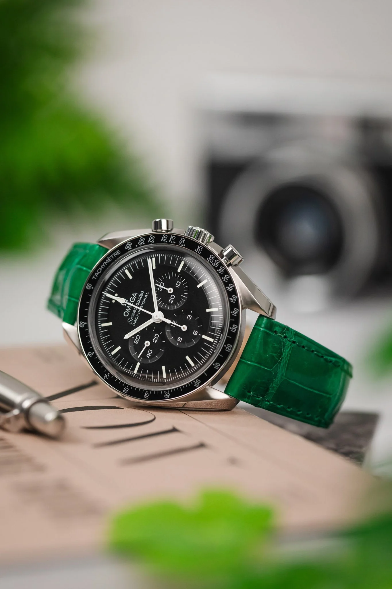 Hirsch LONDON Shiny Alligator Leather Watch Strap in GREEN - Image 4