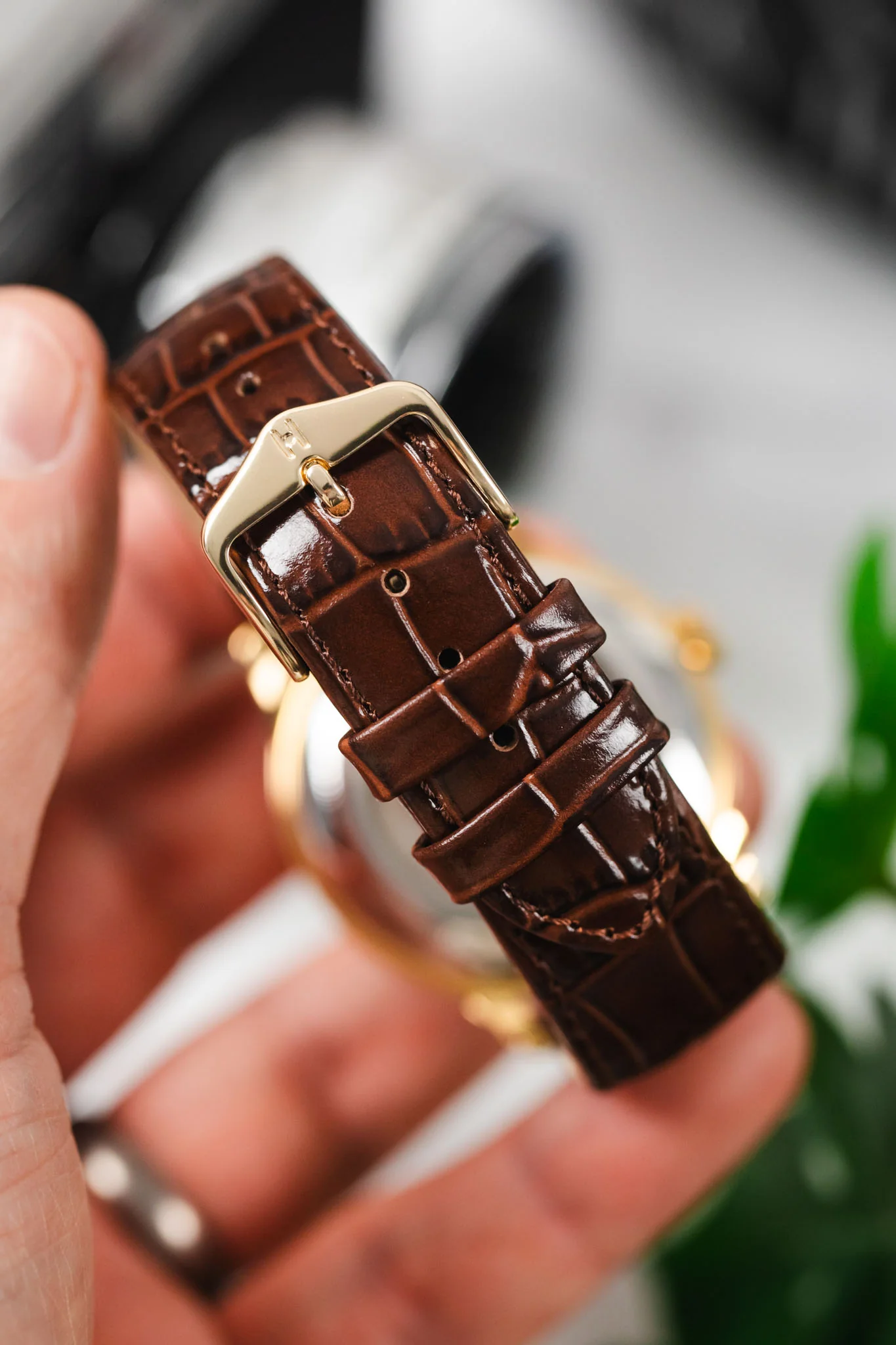 Hirsch LOUISIANALOOK Alligator Embossed Leather Watch Strap in BROWN - Image 6