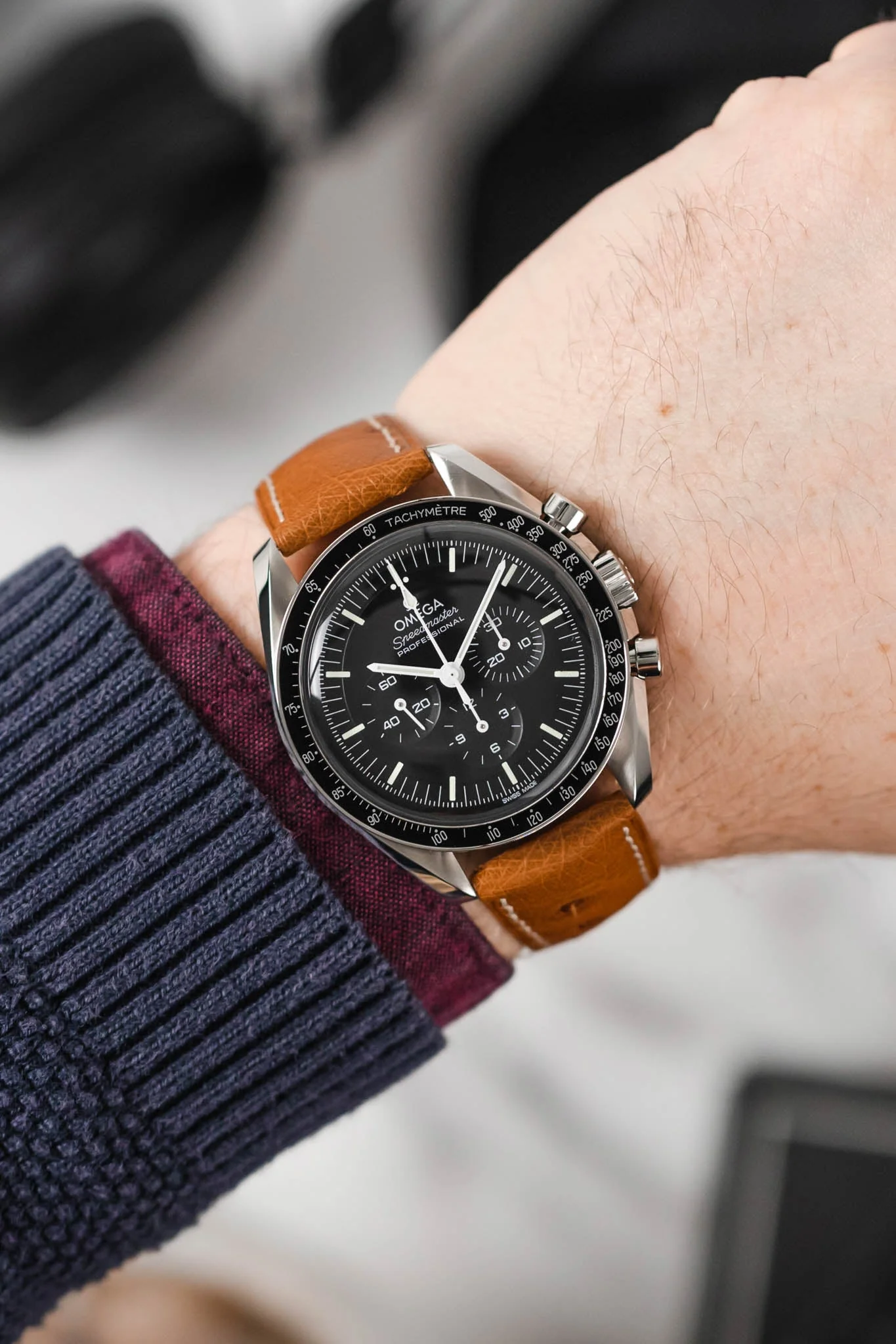 Hirsch MASSAI OSTRICH Leather Watch Strap in GOLD BROWN With WHITE Stitching - Image 2