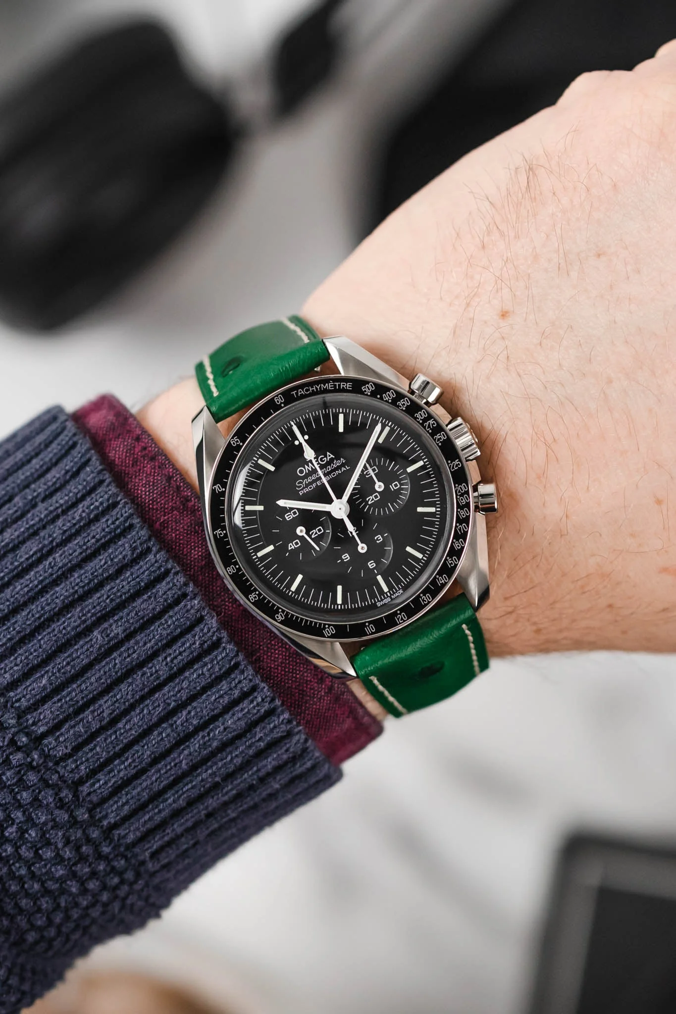 Hirsch MASSAI OSTRICH Leather Watch Strap in GREEN With WHITE Stitching - Image 2