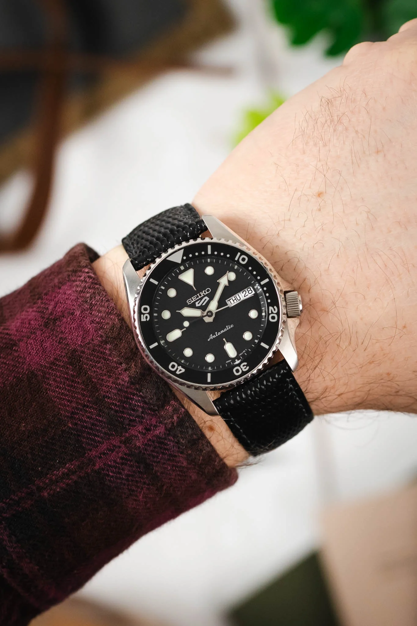 Hirsch Rainbow Lizard Embossed Quick-Release Leather Watch Strap in Black - Image 2