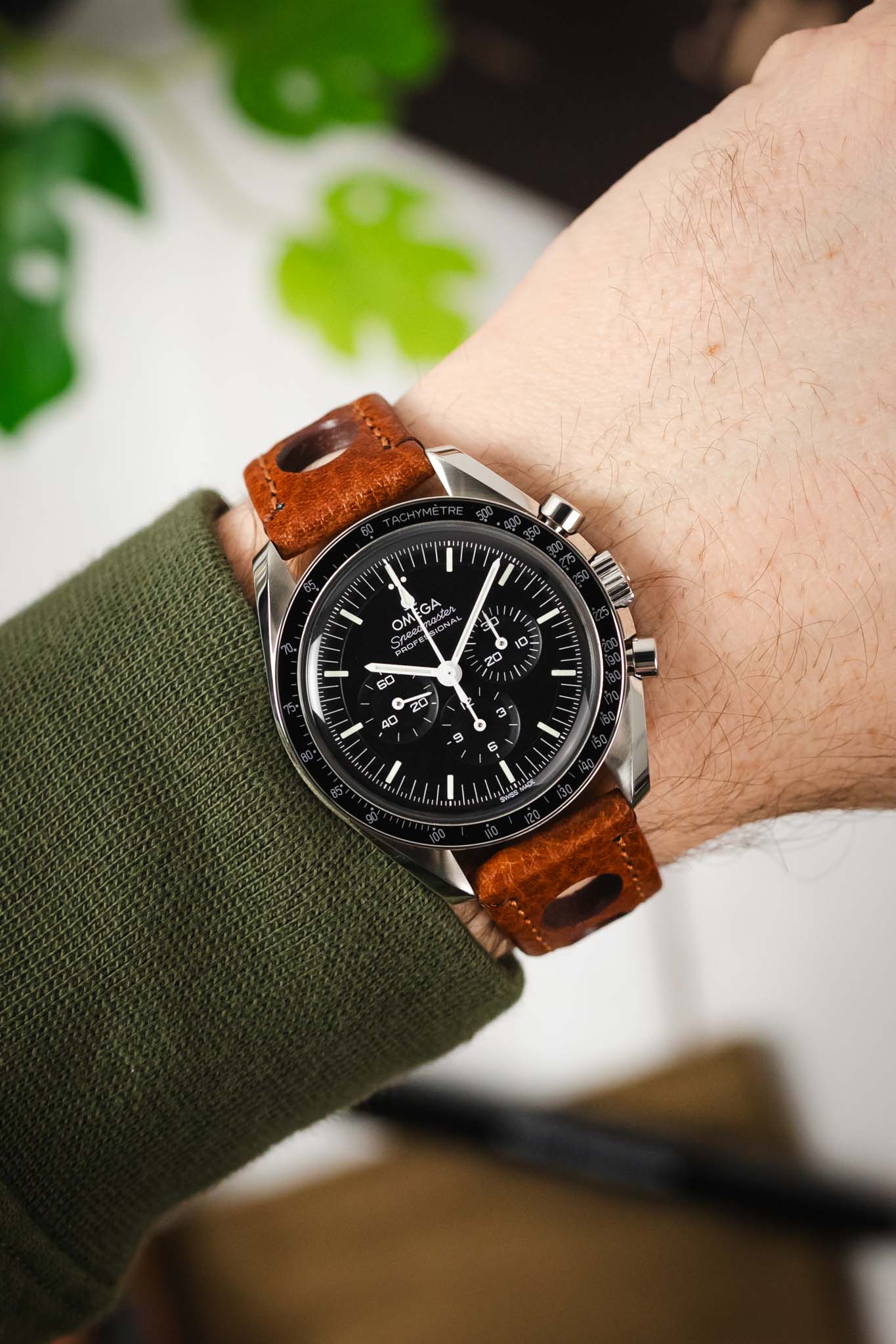 Hirsch RALLY Natural Leather Racing Watch Strap in GOLD BROWN - Image 2