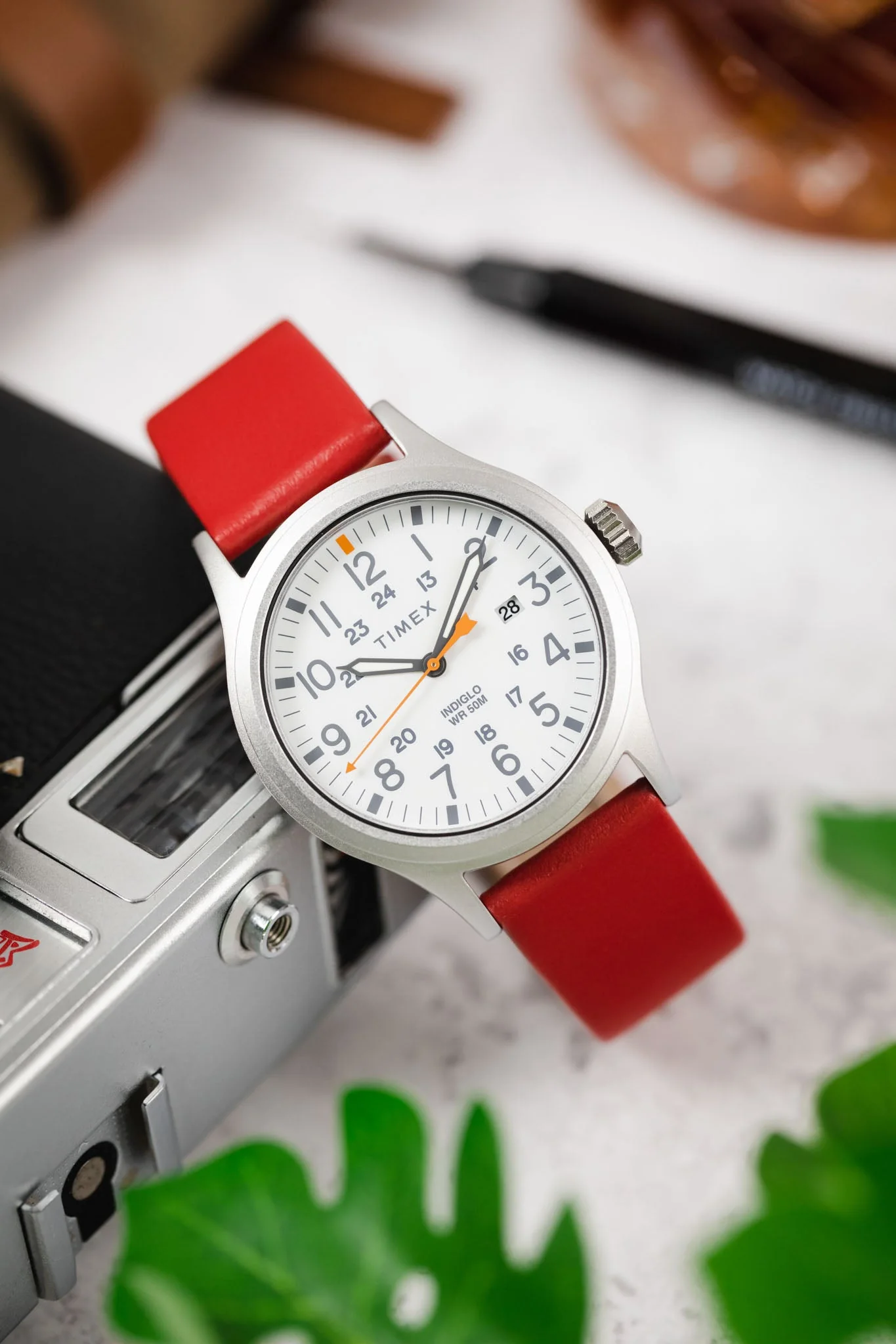 Hirsch TORONTO Quick-Release Fine-Grained Leather Watch Strap in RED - Image 4