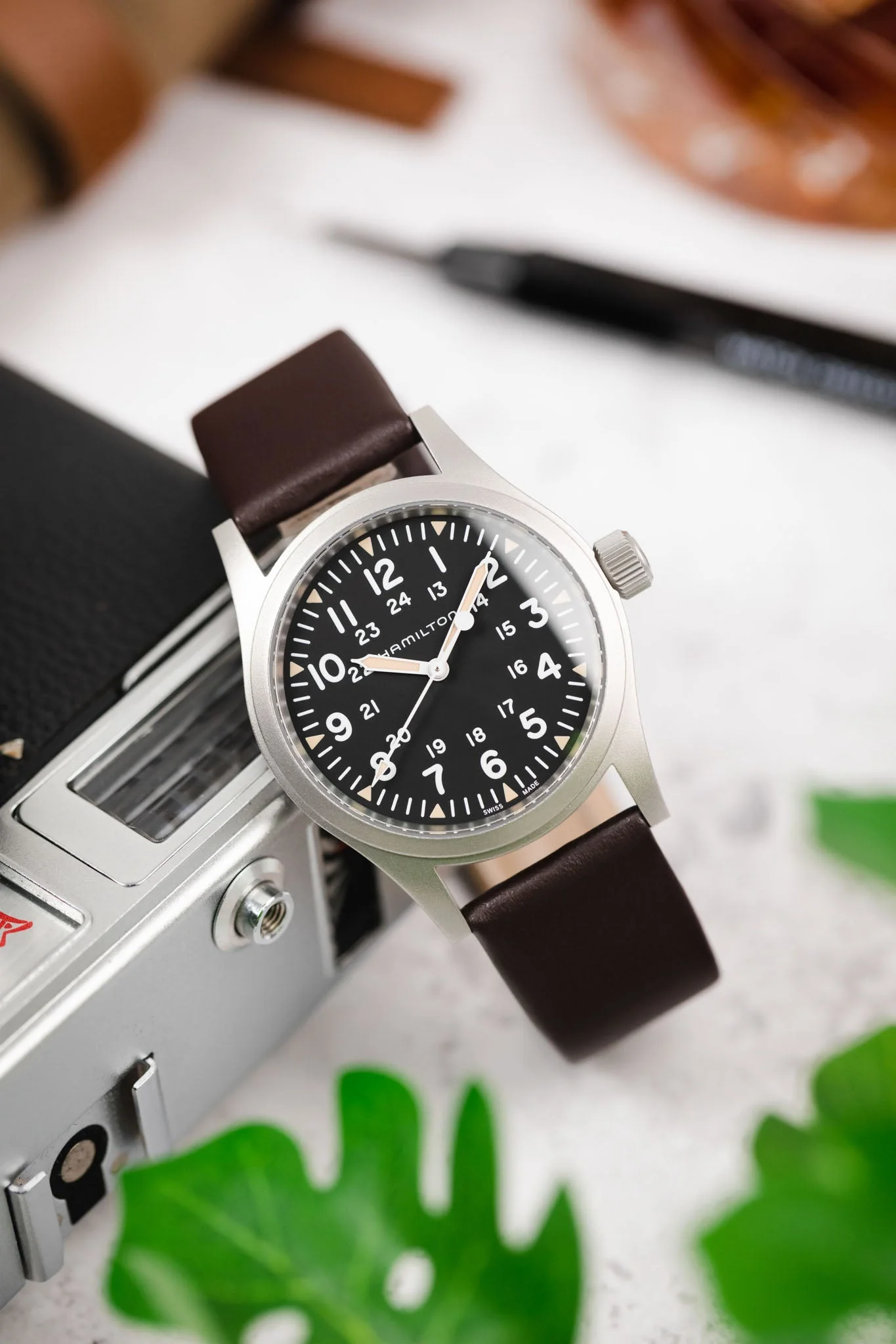 Hirsch TORONTO NQR Fine-Grained Leather Watch Strap in BROWN - Image 2