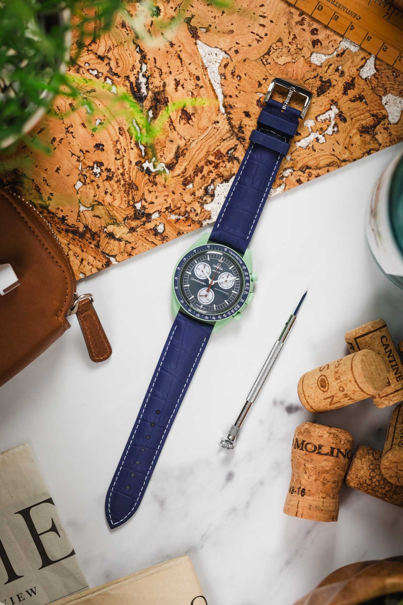 ISOSWISS SKINSKAN Alligator-Embossed Rubber Watch Strap in BLUE with White Stitch - Image 8