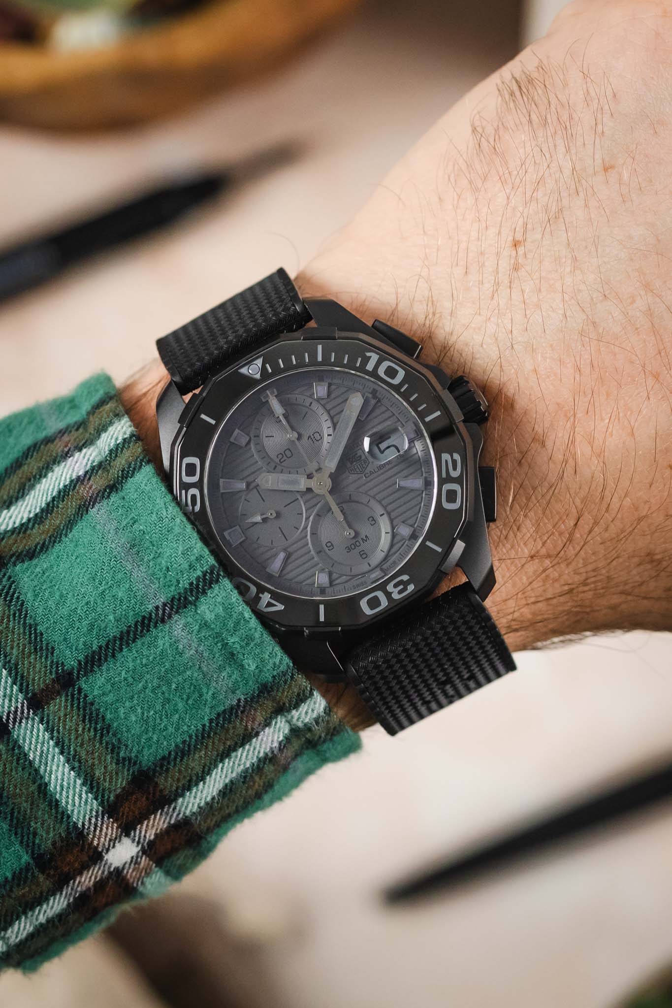 ISOSWISS WAFFLE Textured Rubber Diving Watch Strap in BLACK - Image 2