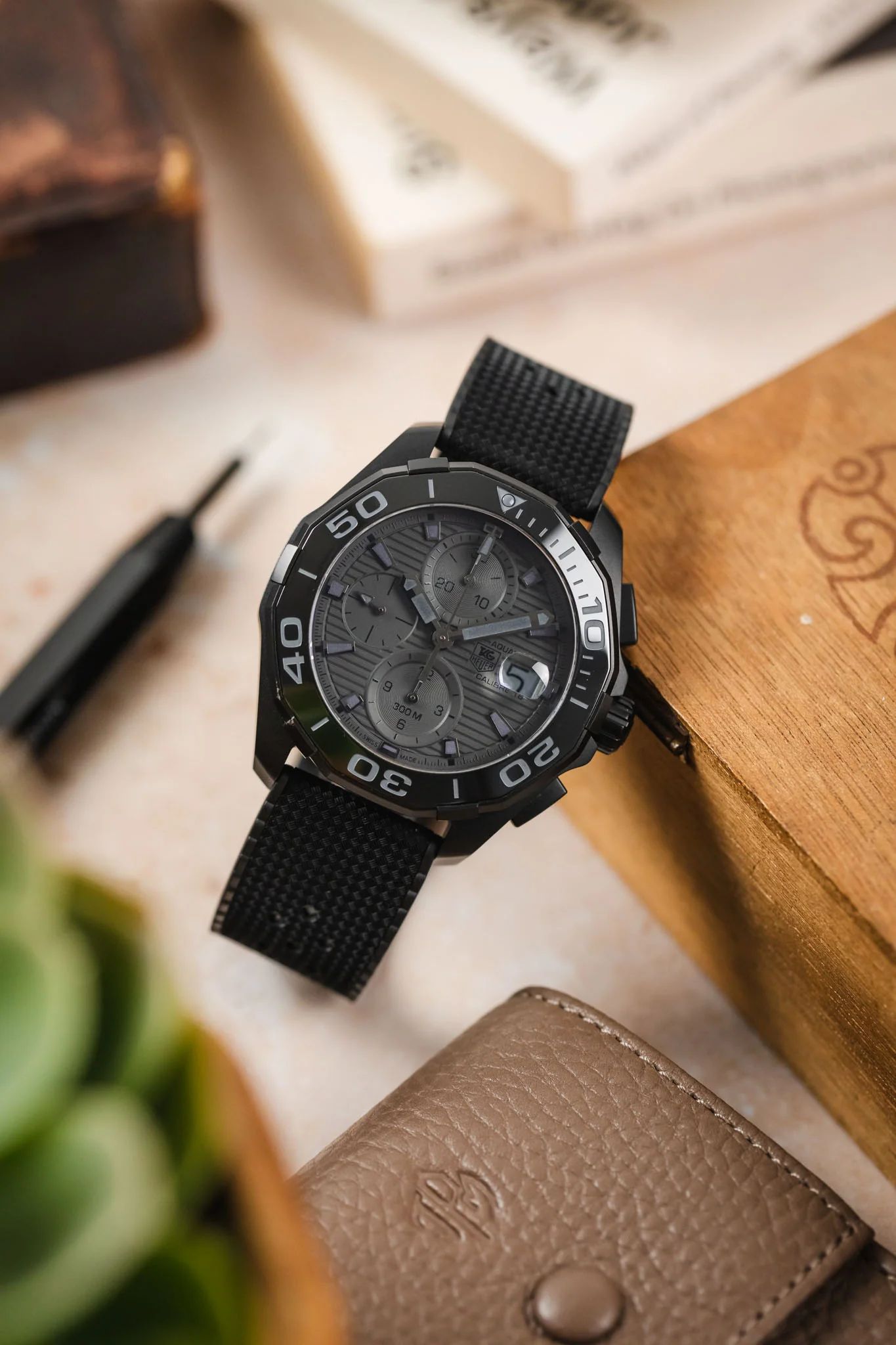 ISOSWISS WAFFLE Textured Rubber Diving Watch Strap in BLACK - Image 4