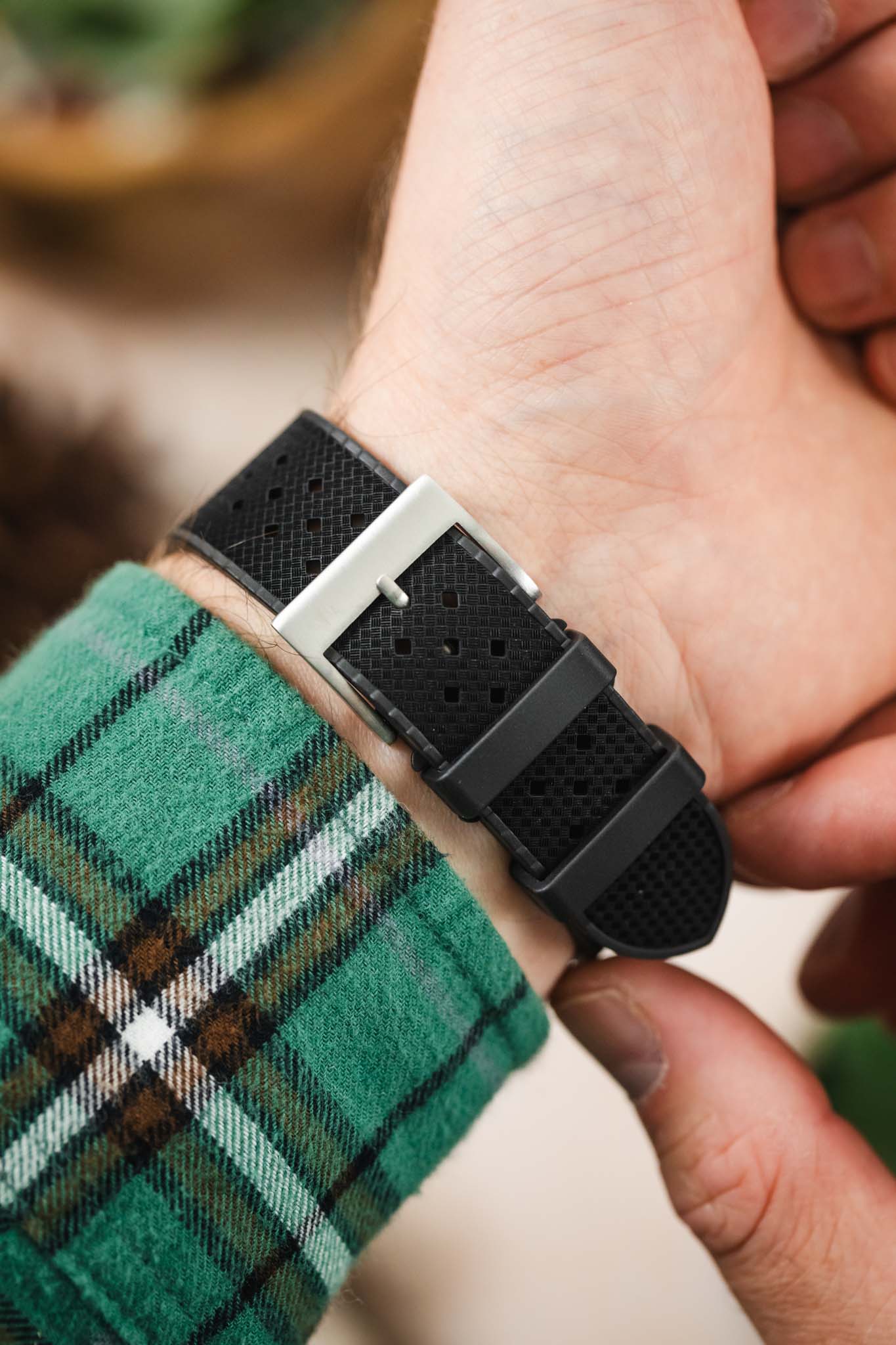 ISOSWISS WAFFLE Textured Rubber Diving Watch Strap in BLACK - Image 6