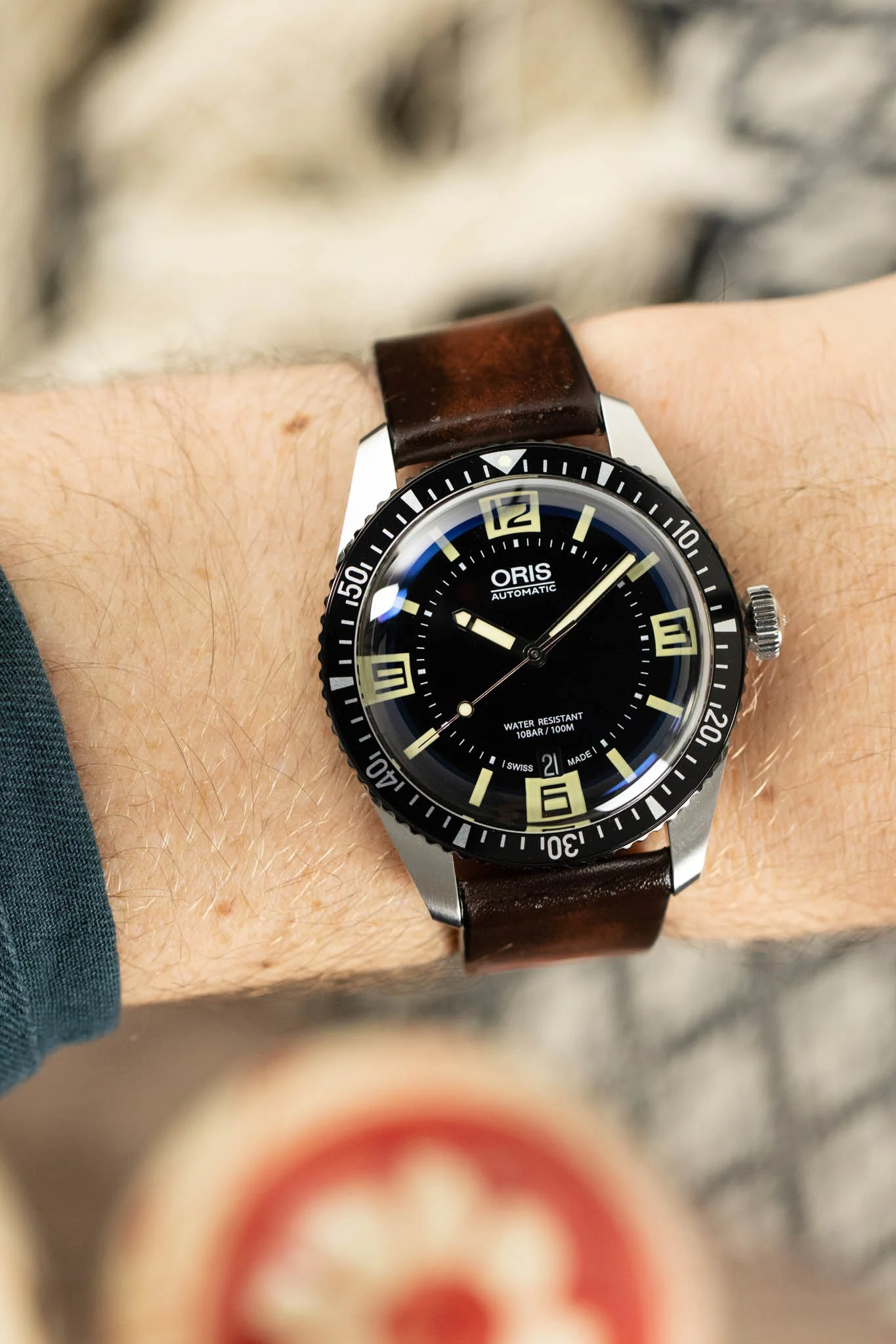 Pebro VENEER Lacquered Vintage Leather Watch Strap in DARK BROWN - Image 3