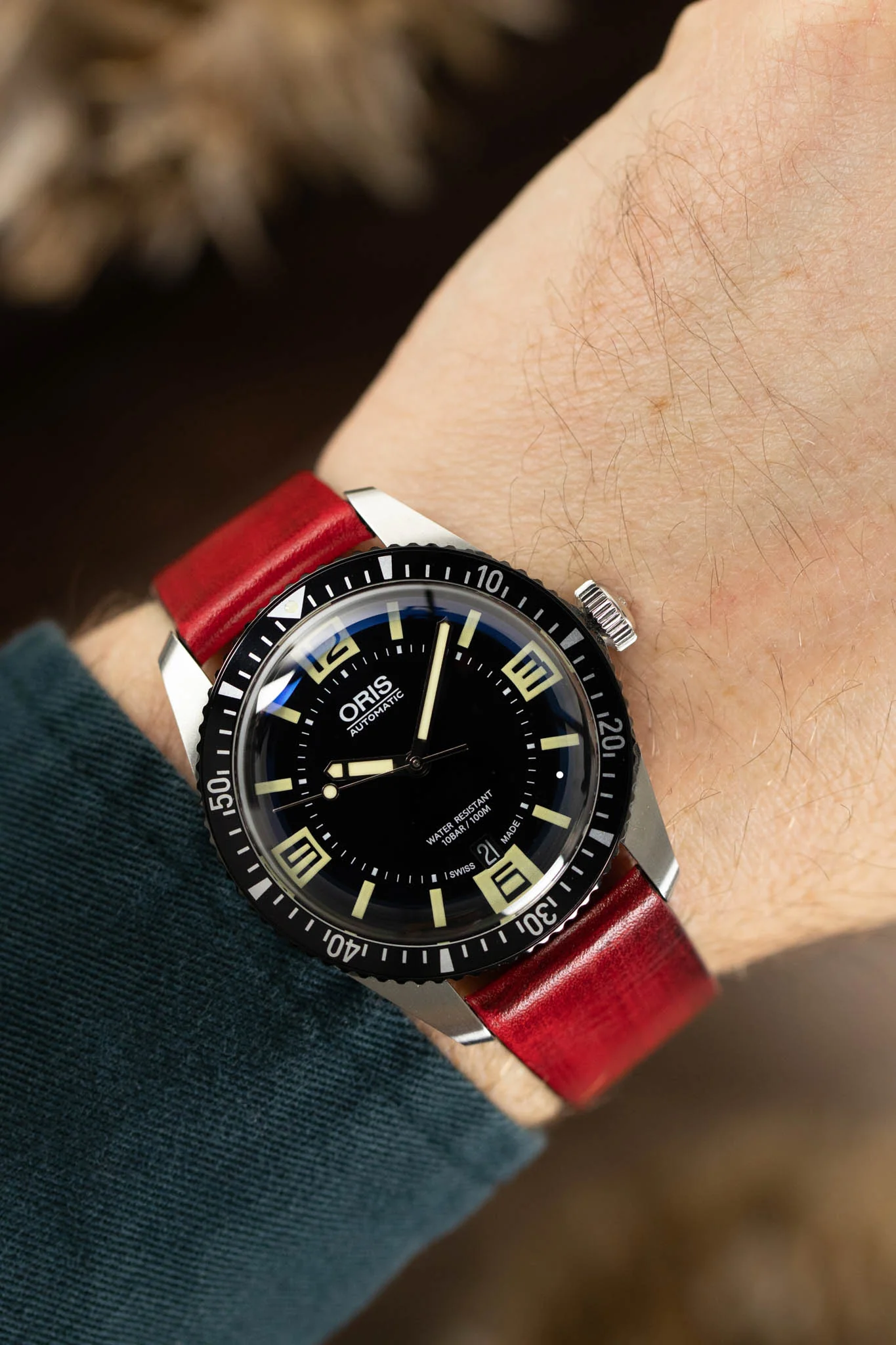 Pebro VENEER Lacquered Vintage Leather Watch Strap in RED - Image 2