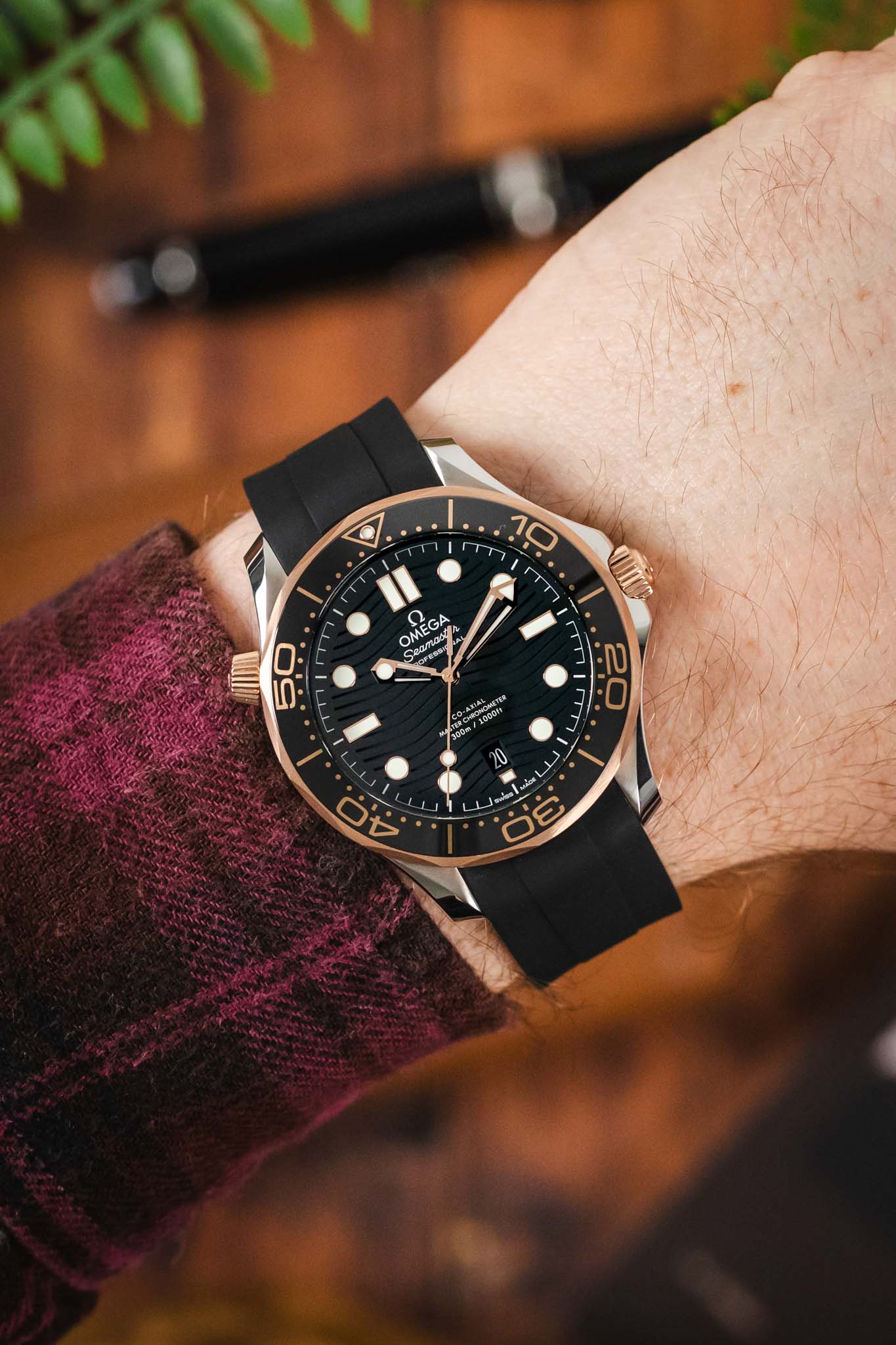 VANGUARD Curved-End Integrated Rubber Watch Strap for Omega Seamaster / Railmaster in BLACK - Image 2